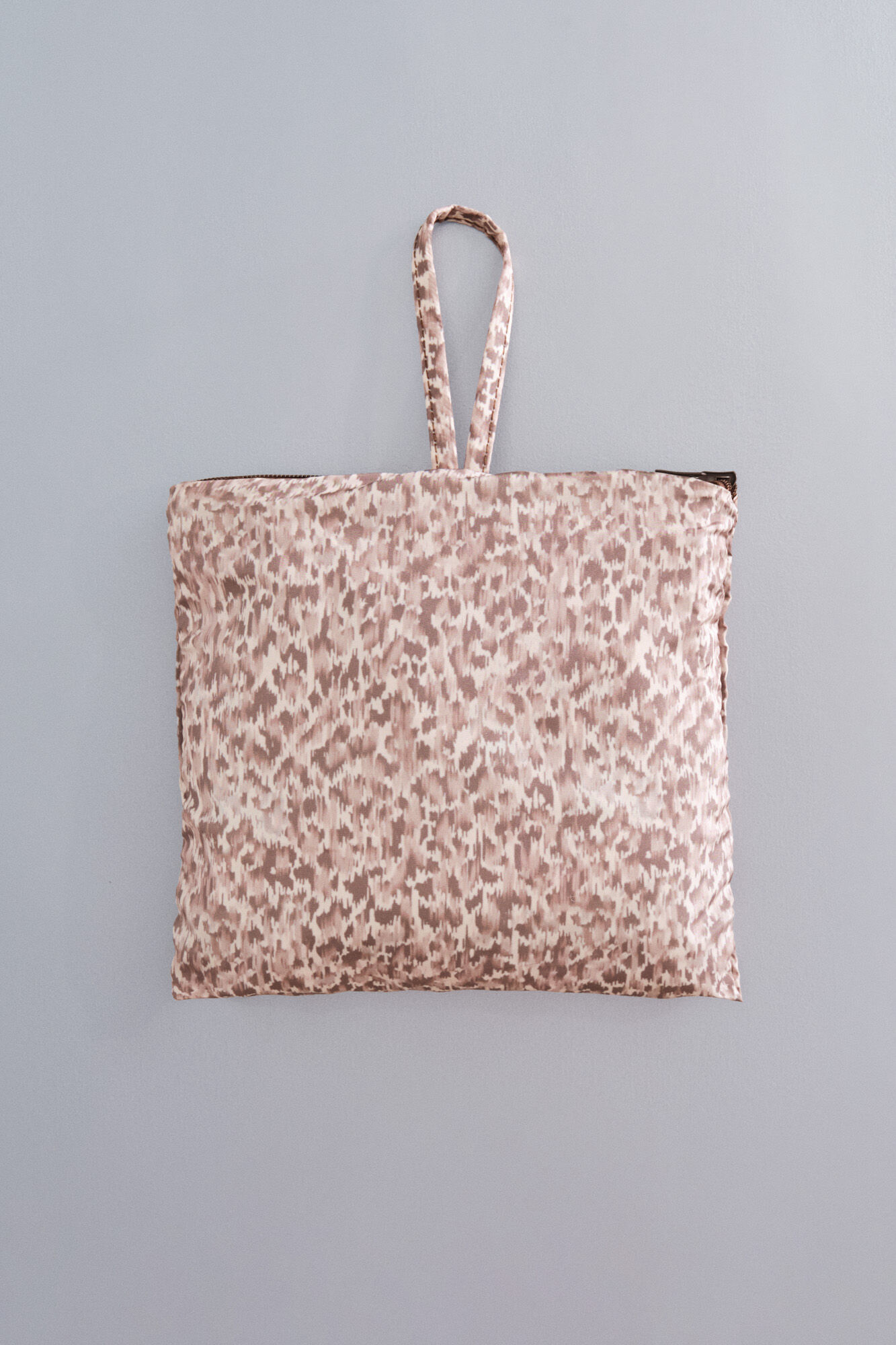 Dash and Stars Bolso deporte plegable animal print nude