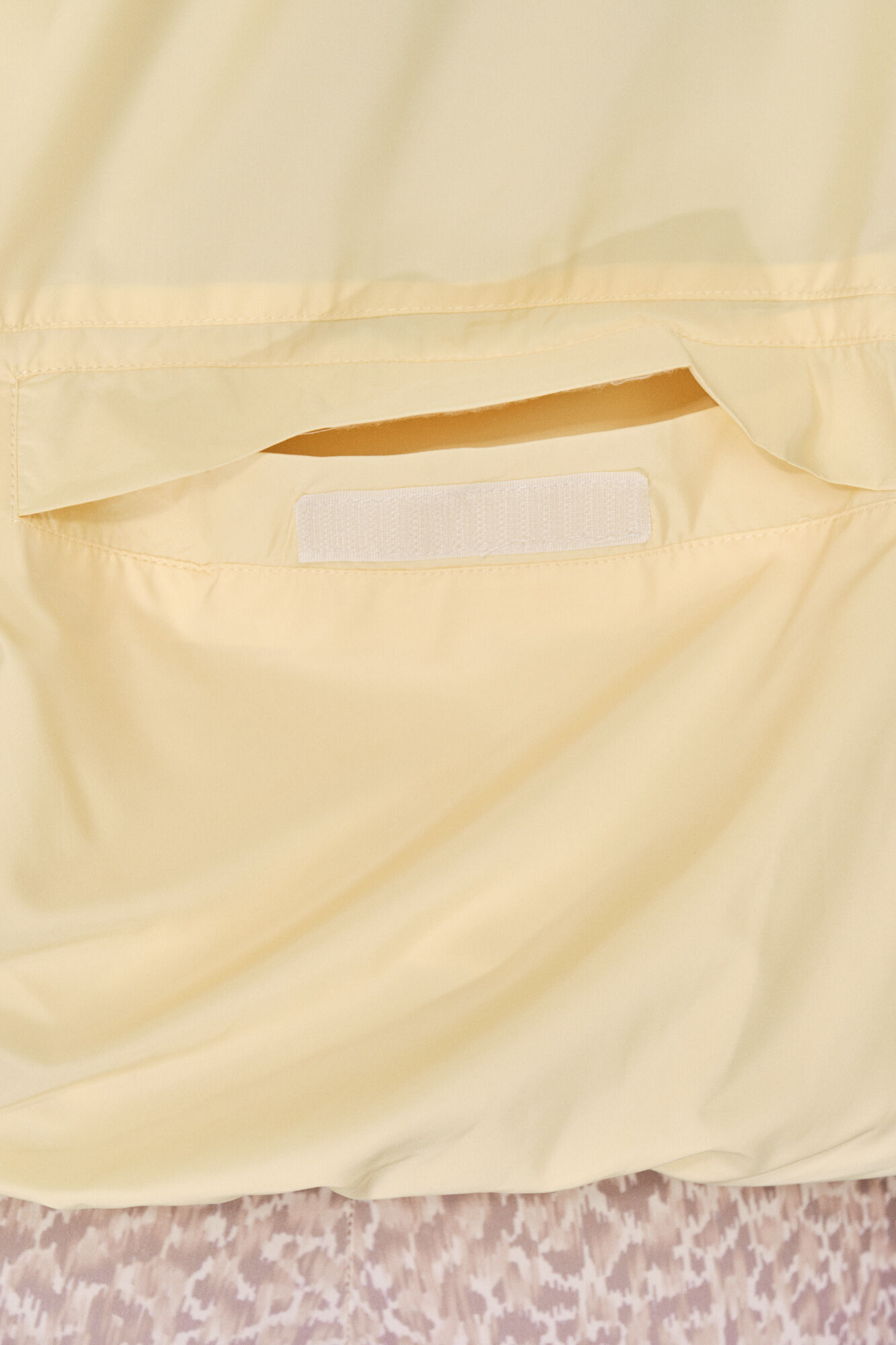 Dash and Stars Casaco leve revers&iacute;vel com capuz amarelo impress&atilde;o