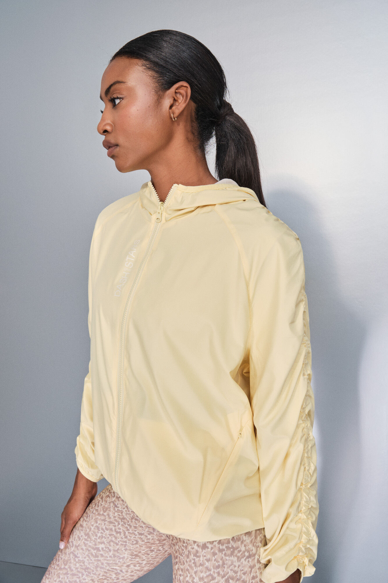 Dash and Stars Casaco leve revers&iacute;vel com capuz amarelo impress&atilde;o