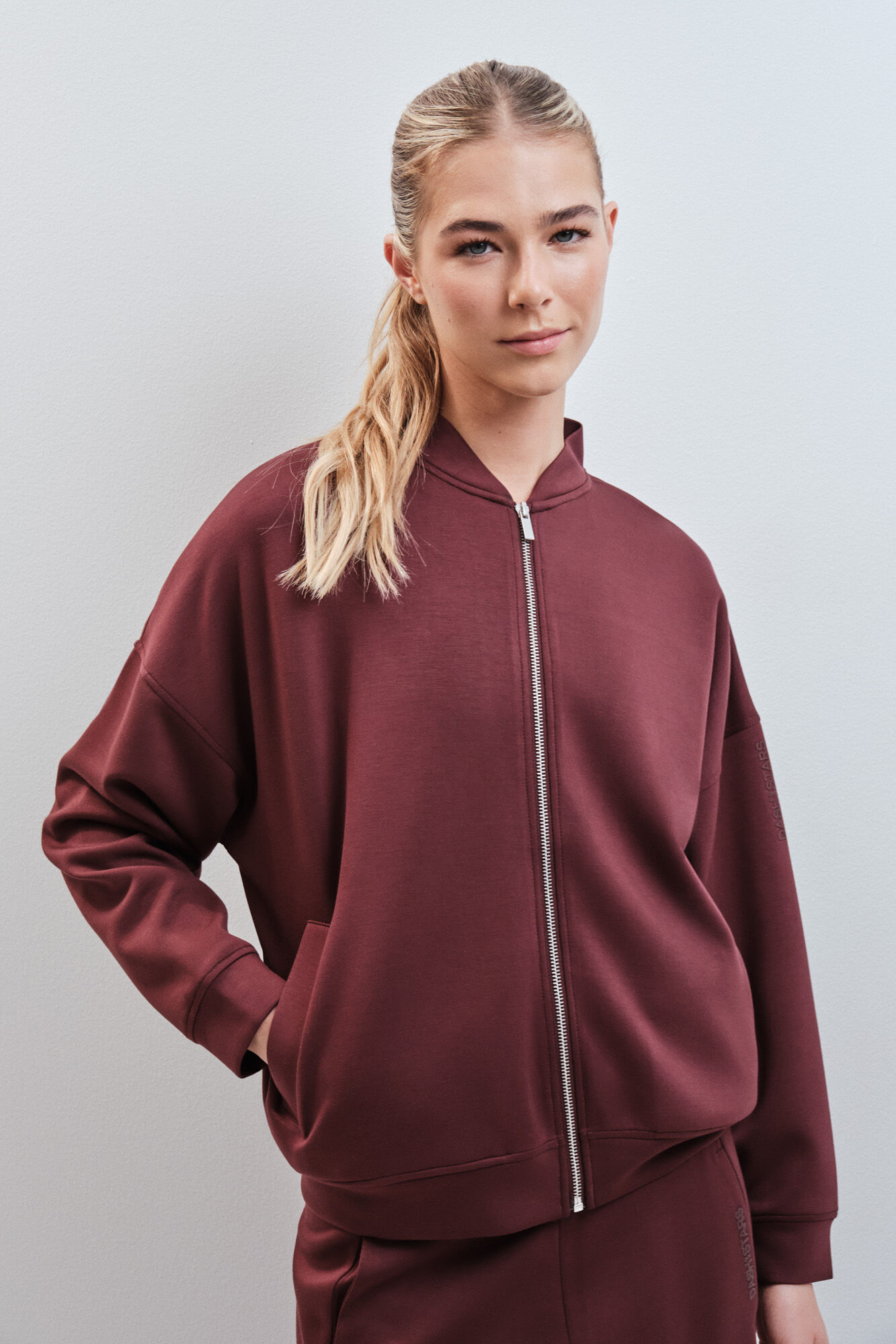 Dash and Stars Chaqueta bomber tacto suave granate