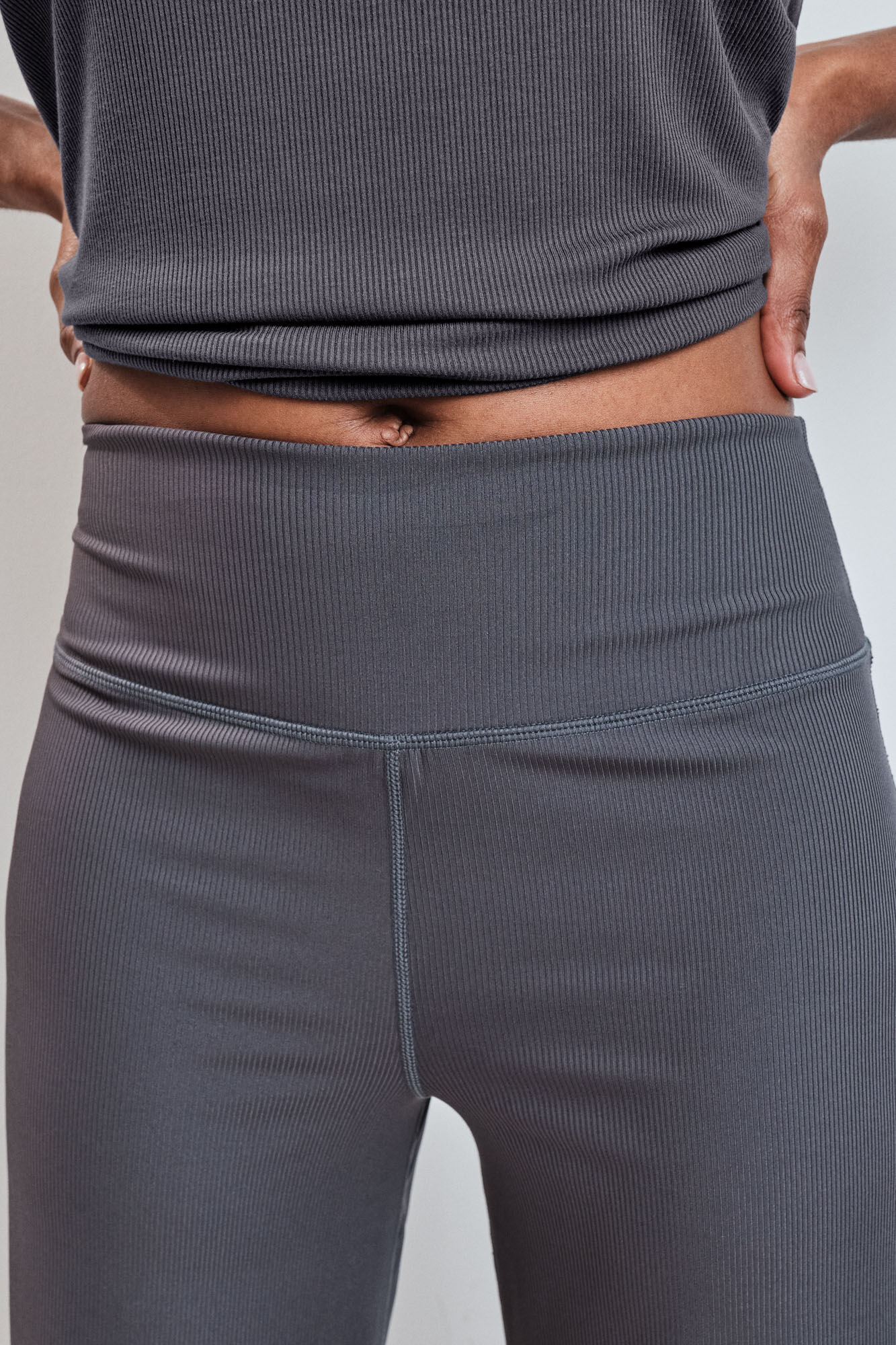 Dash and Stars Cal&ccedil;a comprida palazzo canelada cinzenta cinzento