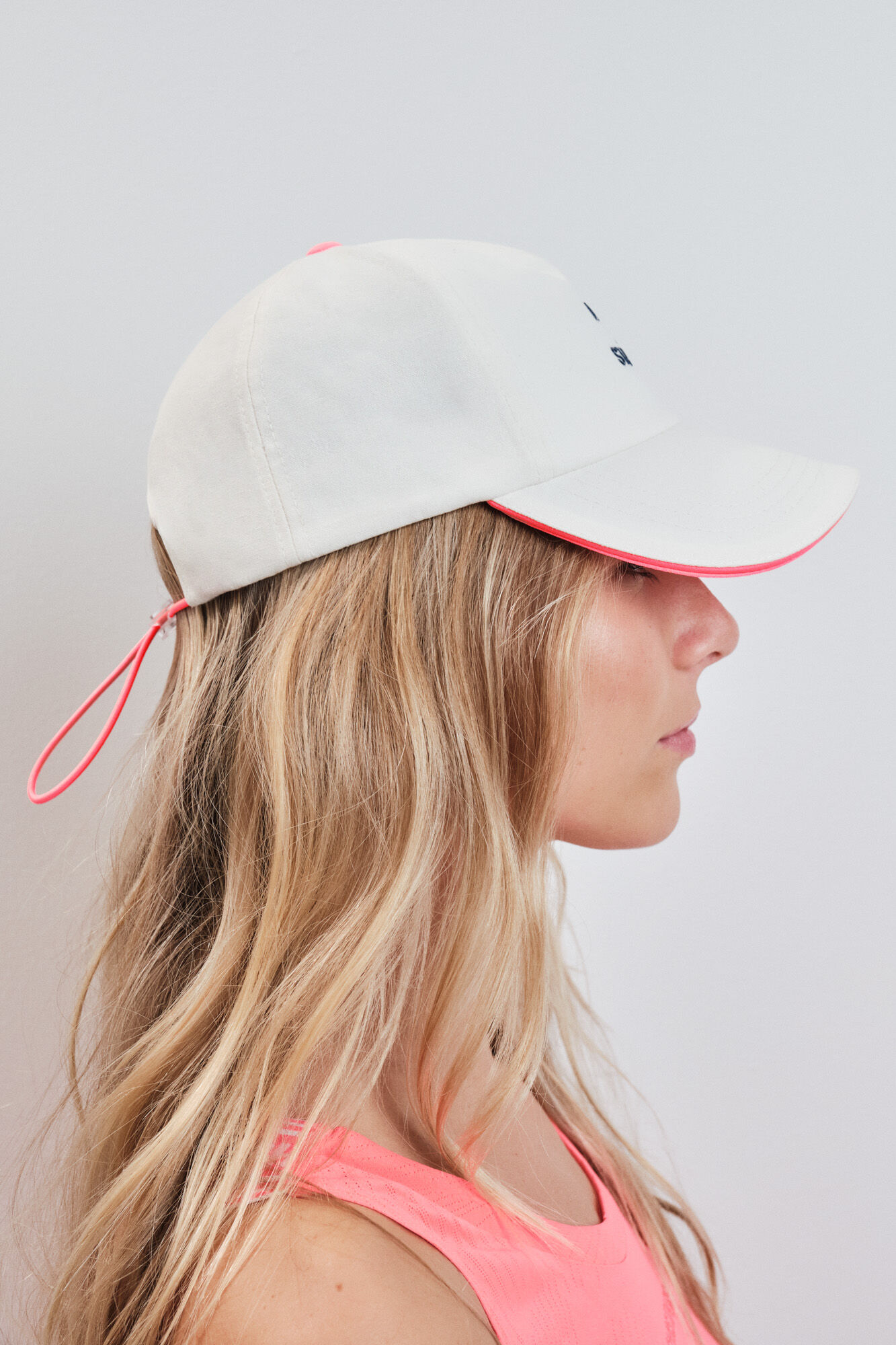 Dash and Stars Bon&eacute; t&eacute;cnico com logo branco beige