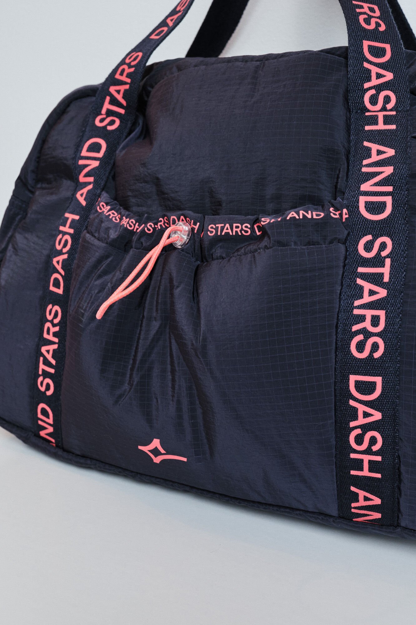 Dash and Stars Mala desportiva acolchoada em nylon
