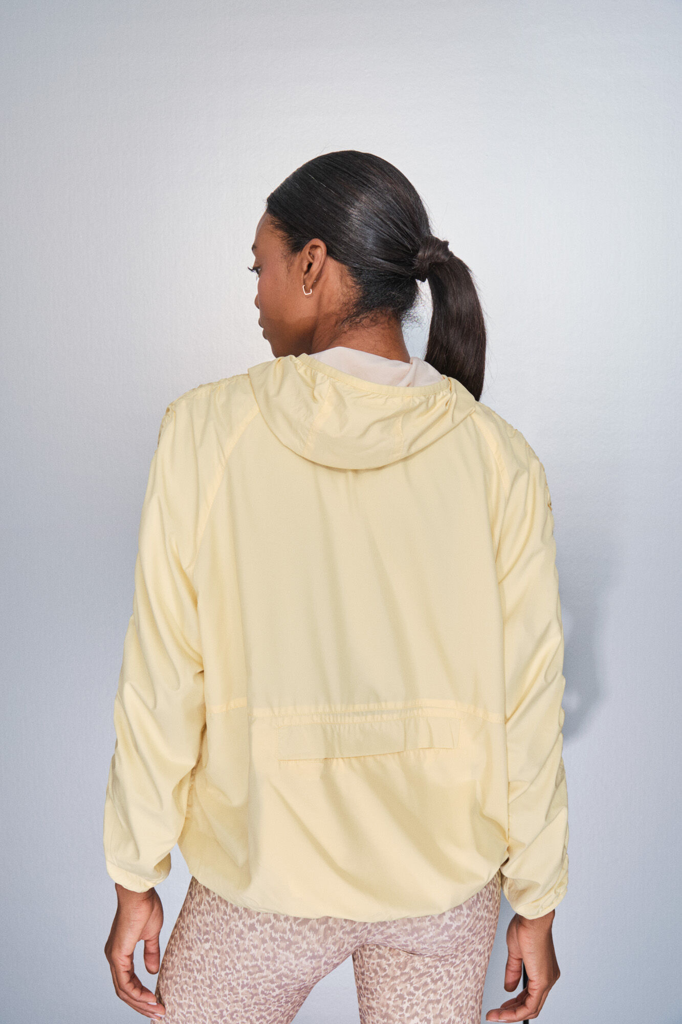 Dash and Stars Casaco leve revers&iacute;vel com capuz amarelo impress&atilde;o