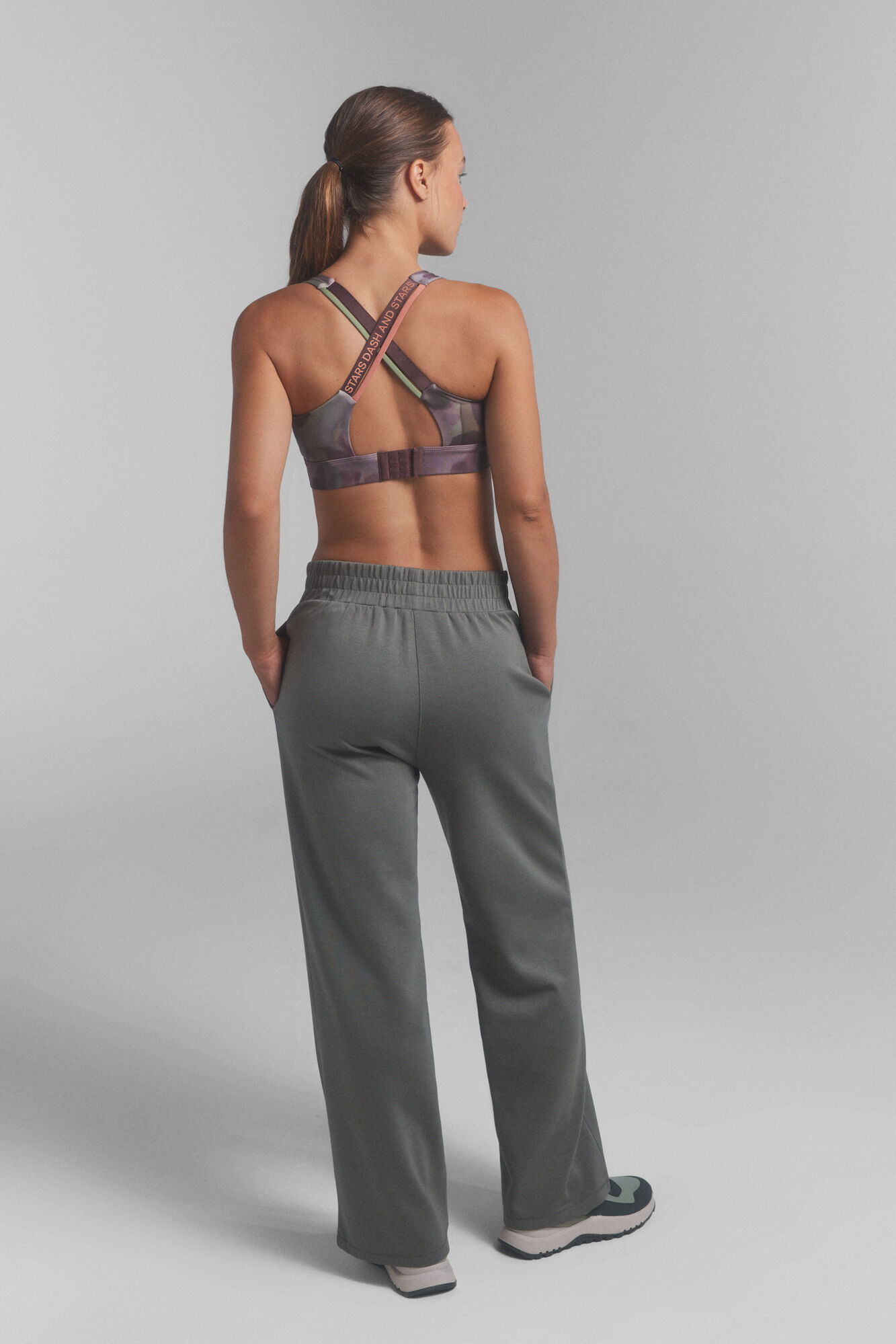 Dash and Stars Cal&ccedil;a jogger c&aacute;qui macia.  beige