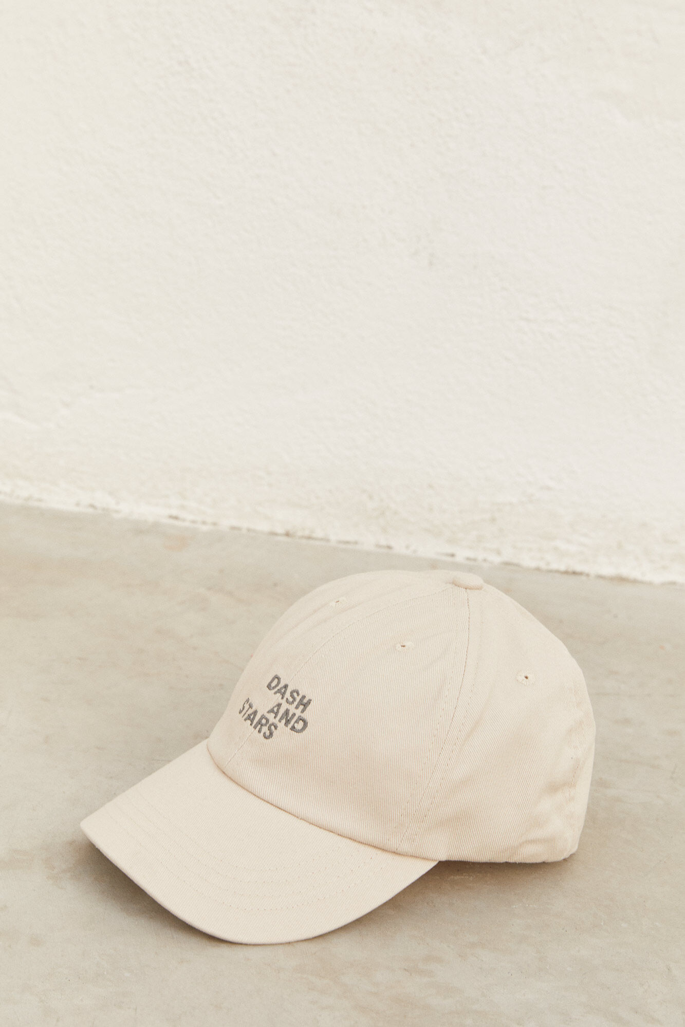 Dash and Stars Gorro bege logo bordado cinzento