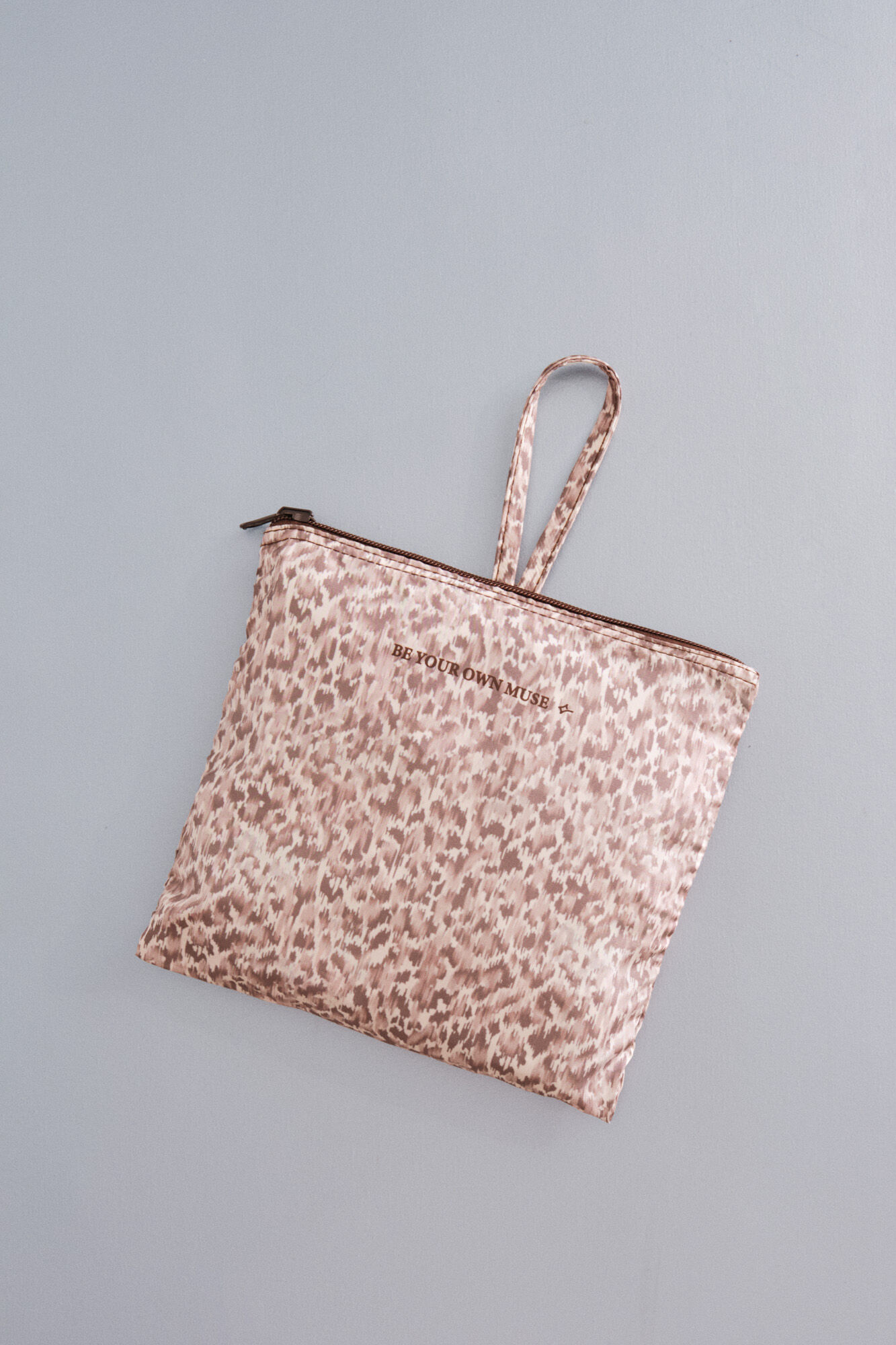 Dash and Stars Bolso deporte plegable animal print nude