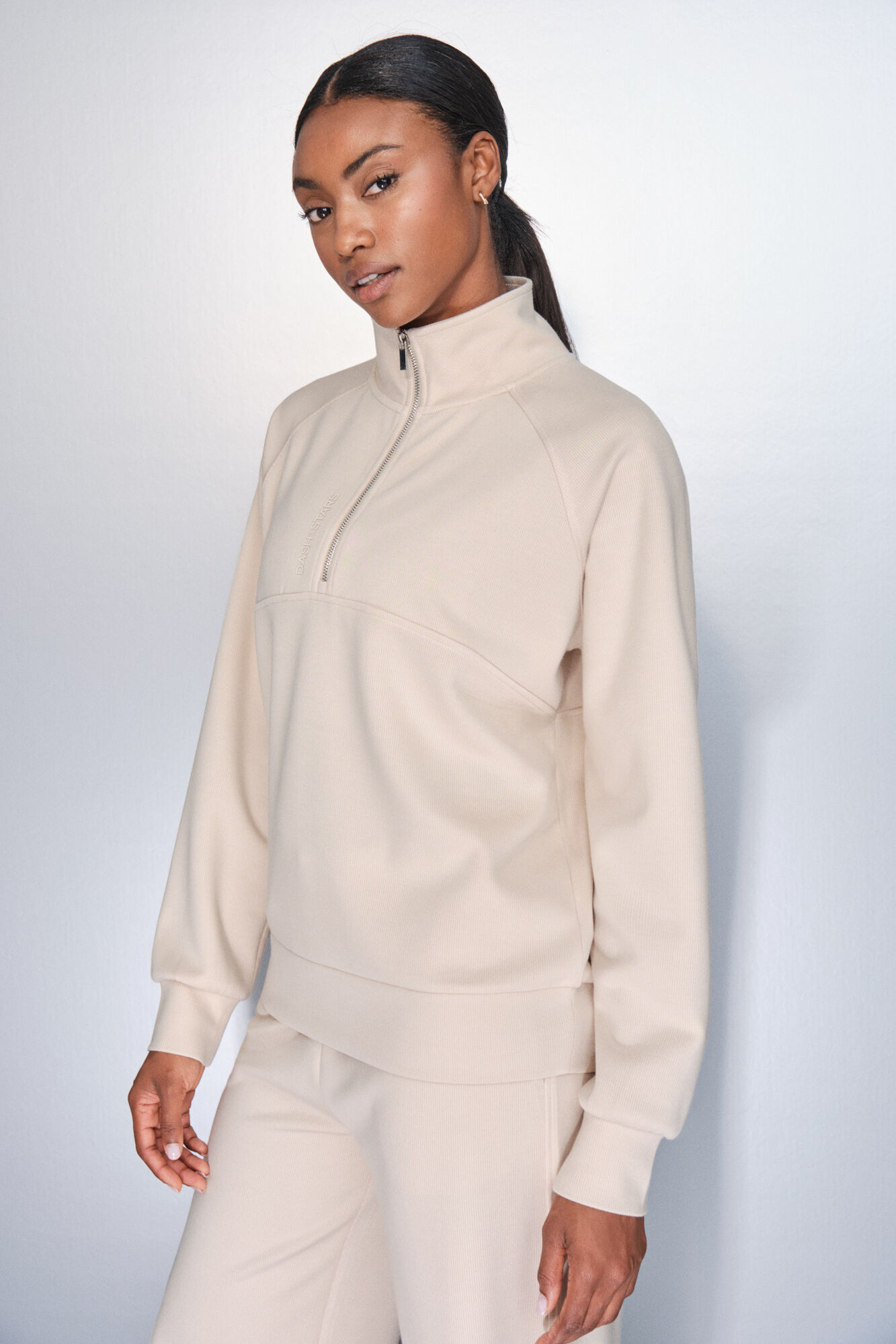 Dash and Stars Sudadera cuello cremallera beige nude