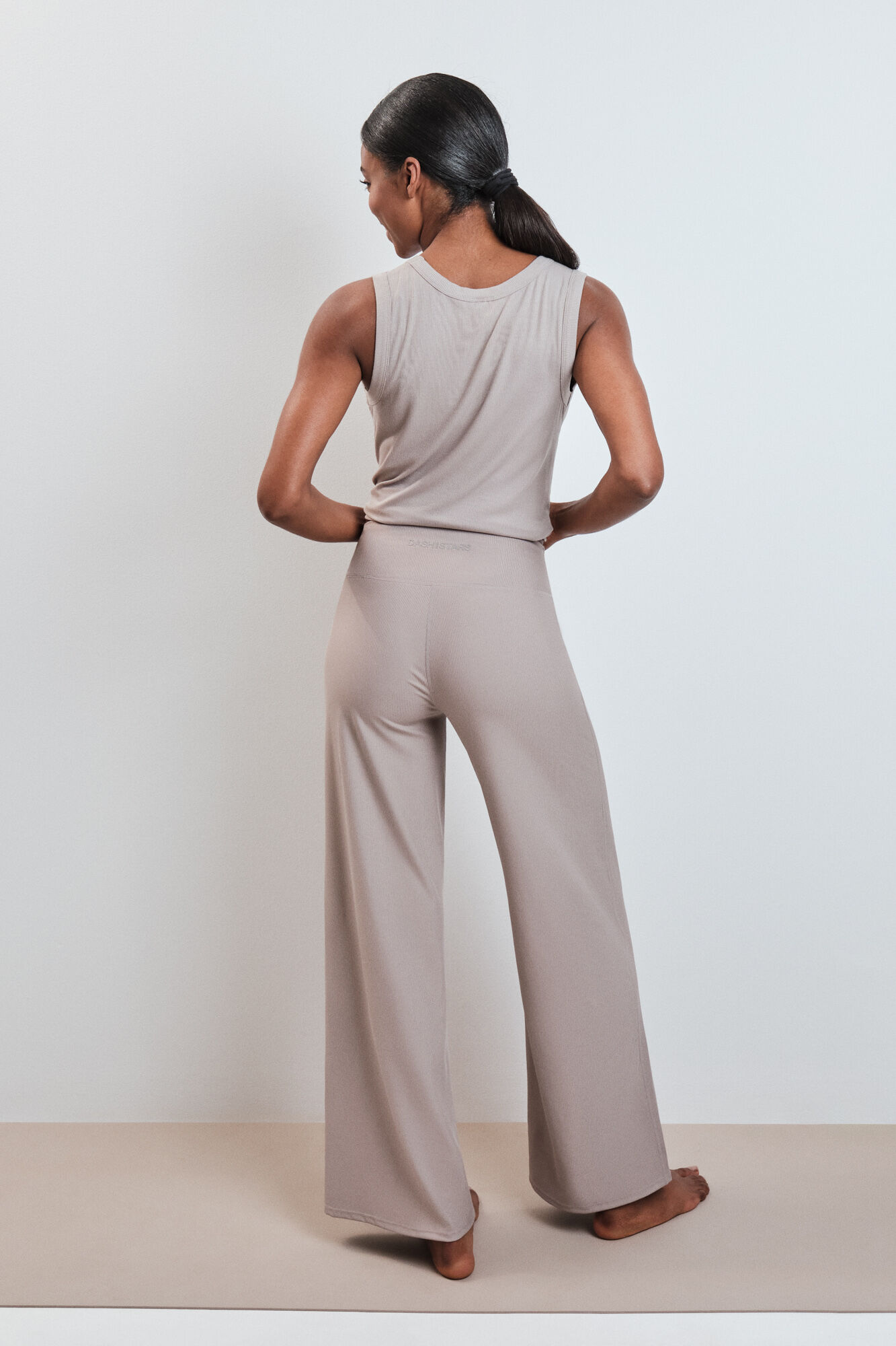 Dash and Stars Cal&ccedil;a comprida palazzo canelada bege cru