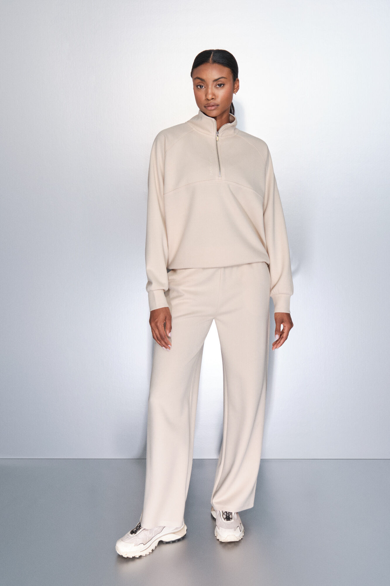 Dash and Stars Sudadera cuello cremallera beige nude