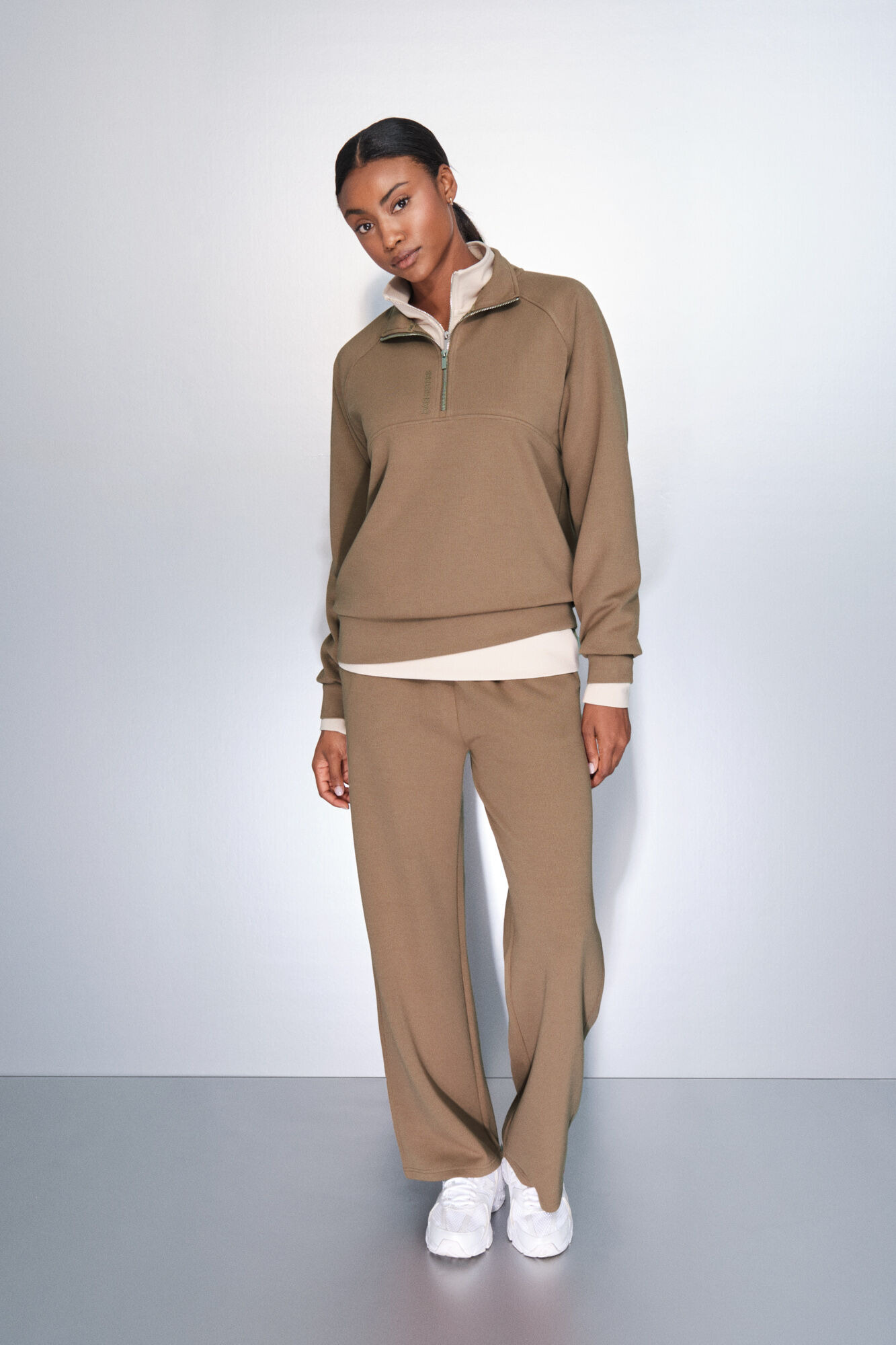 Dash and Stars Cal&ccedil;a largas retas caneladas marrons cru