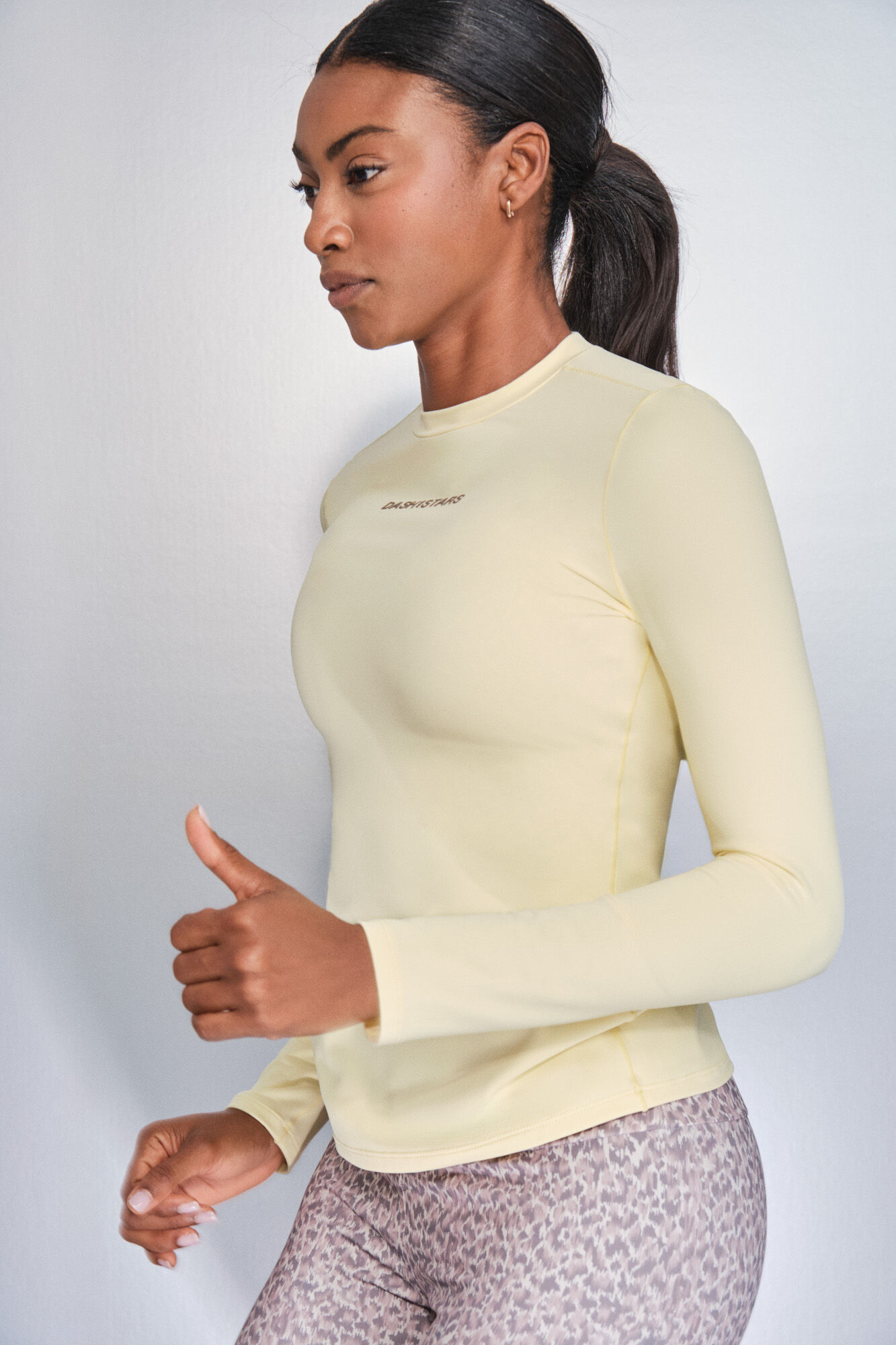 Dash and Stars T-shirt amarela de manga comprida impress&atilde;o