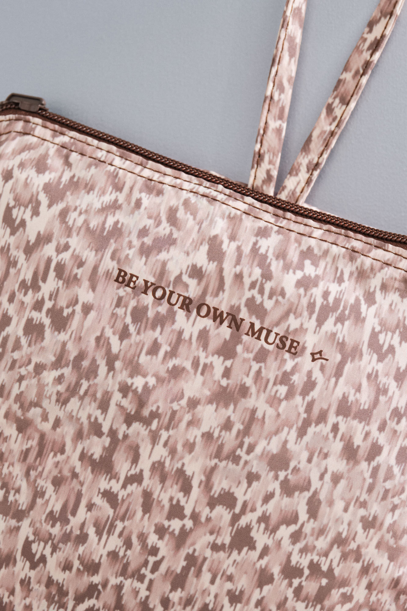 Dash and Stars Bolso deporte plegable animal print nude