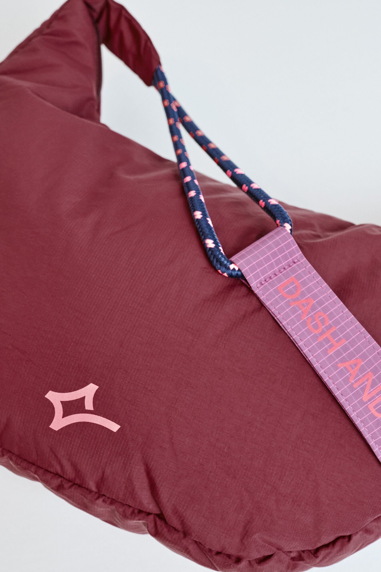 Dash and Stars Mala a tiracolo acolchoada em nylon