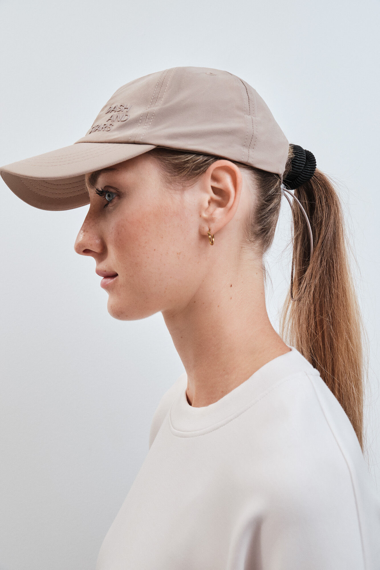 Dash and Stars Gorra deportiva marr&oacute;n logo nude