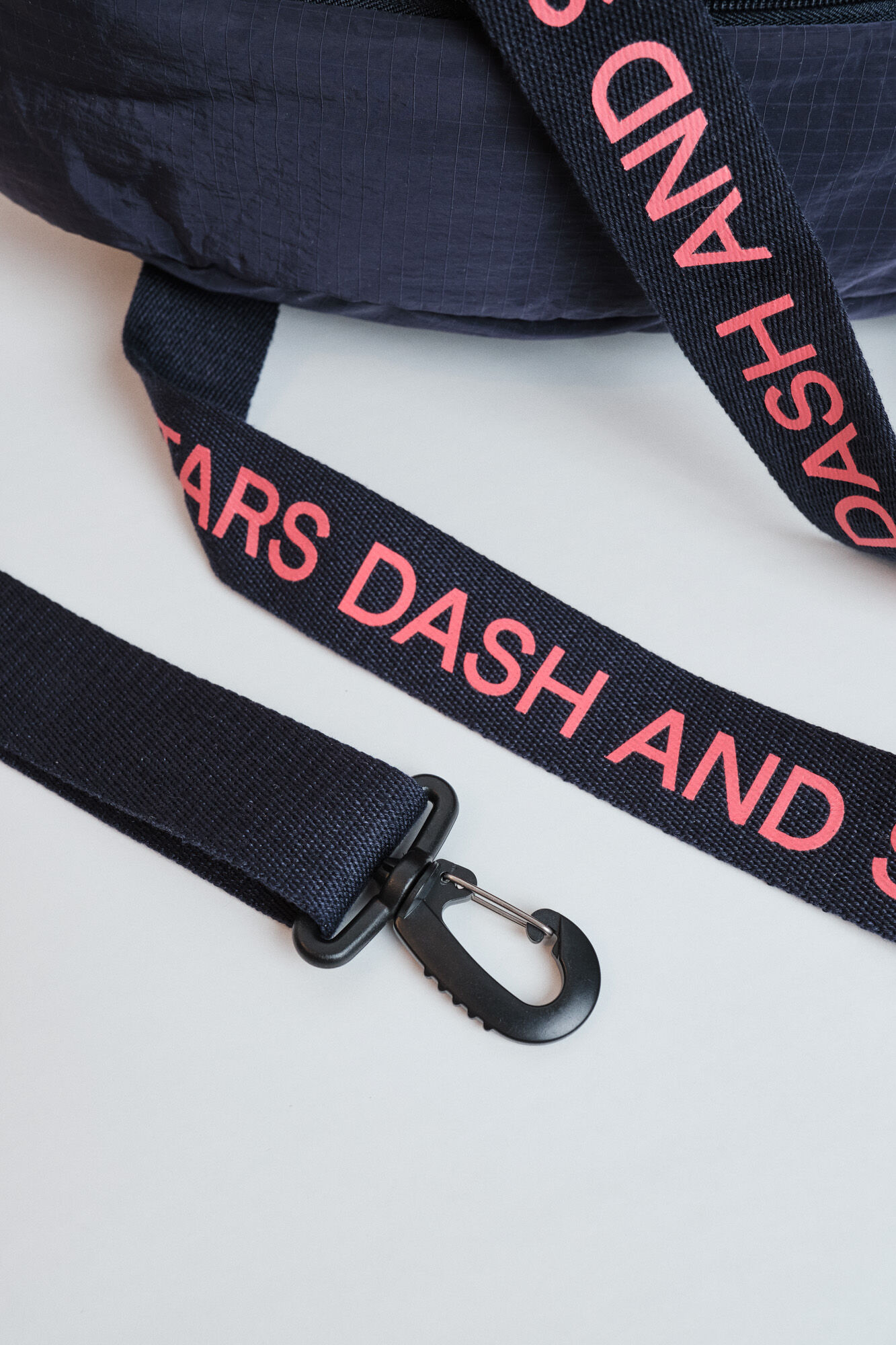 Dash and Stars Bolsa deporte nylon acolchado gris