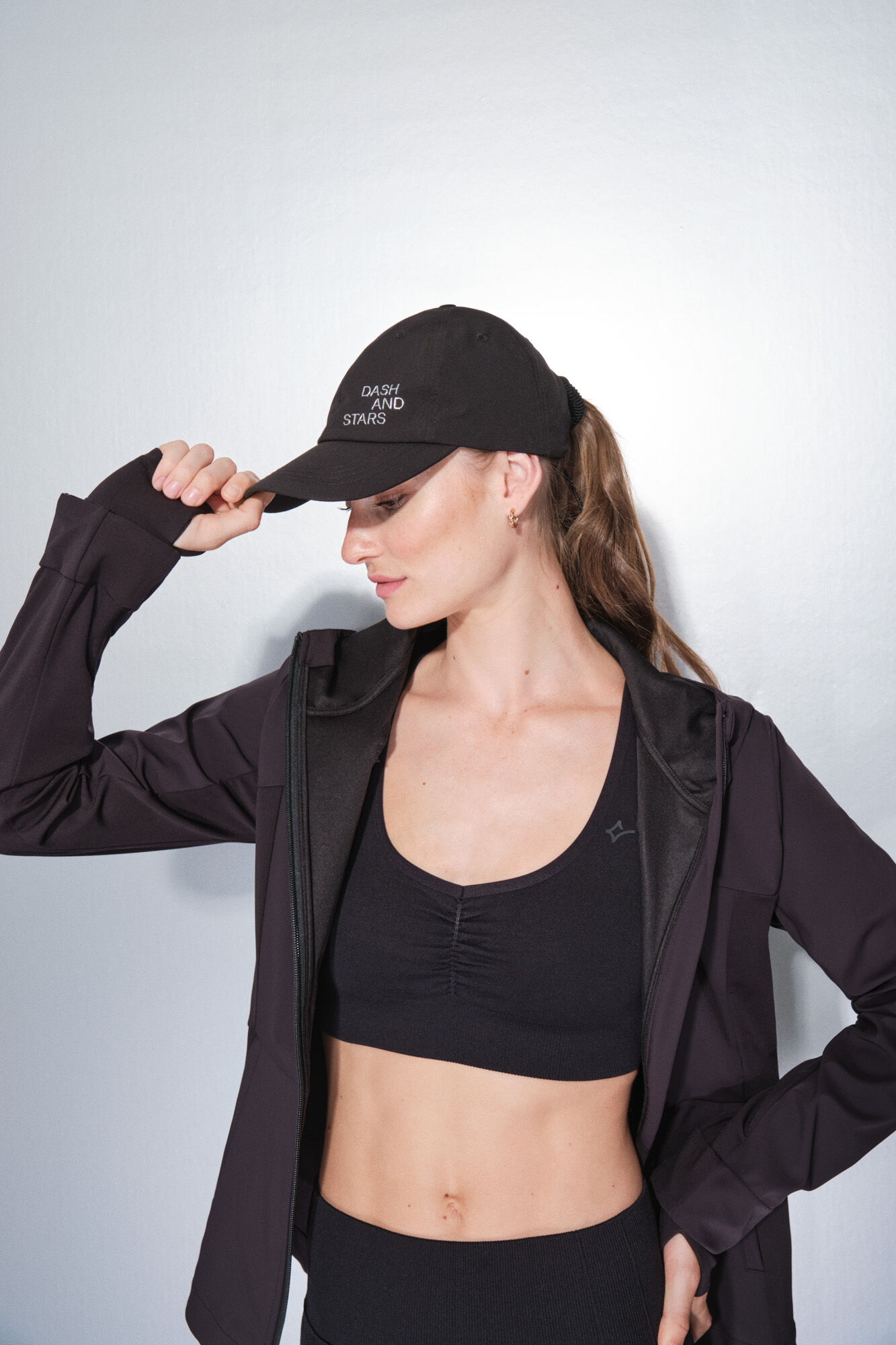 Dash and Stars Bon&eacute; t&eacute;cnico ajust&aacute;vel com logo preto preto