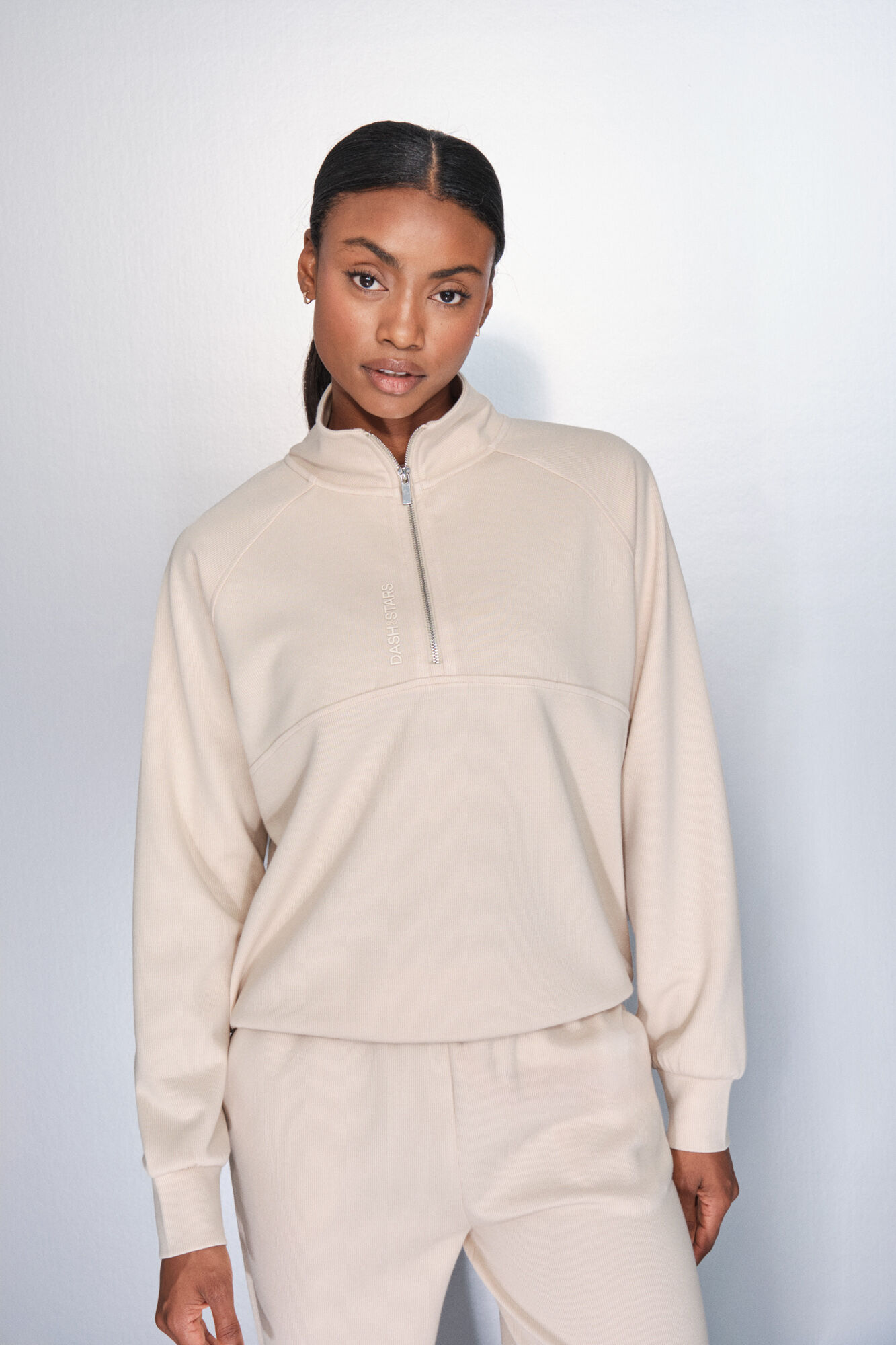Dash and Stars Sudadera cuello cremallera beige nude