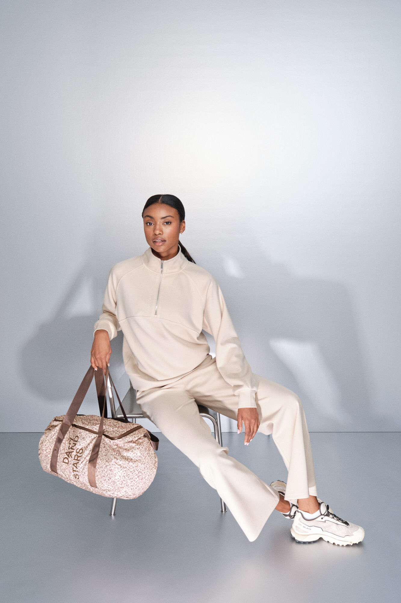 Dash and Stars Sudadera cuello cremallera beige nude