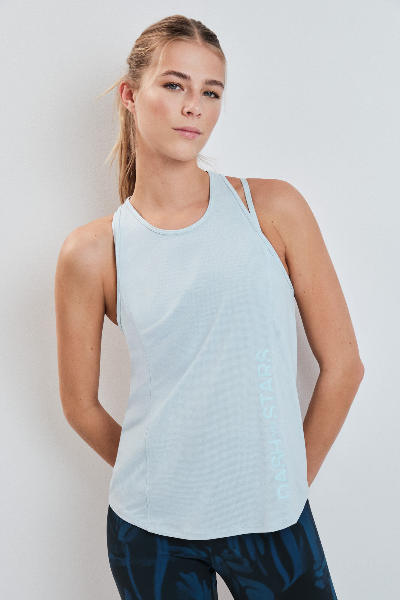 Dash and Stars T-shirt perfurada em microfibra azul azul