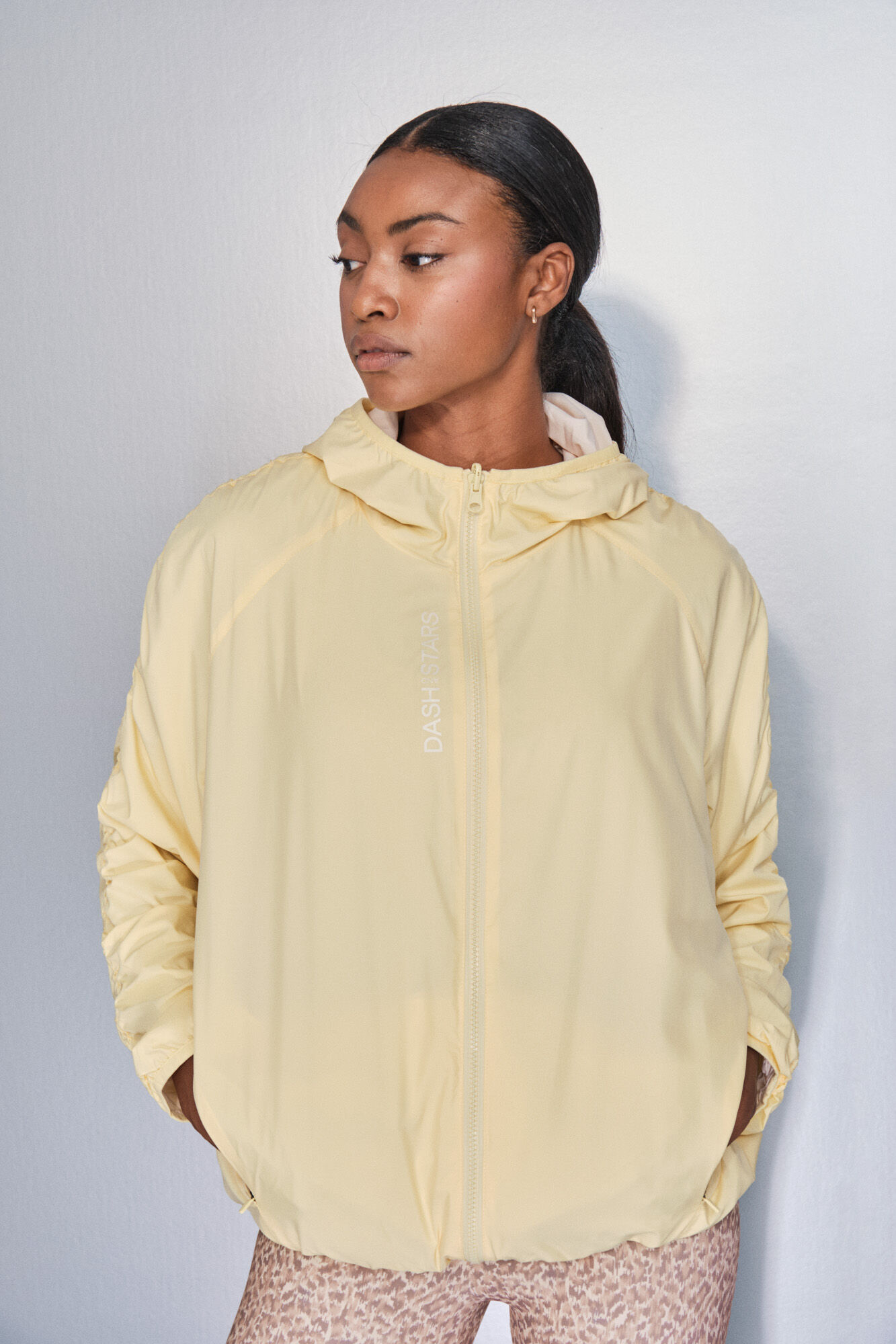 Dash and Stars Casaco leve revers&iacute;vel com capuz amarelo impress&atilde;o