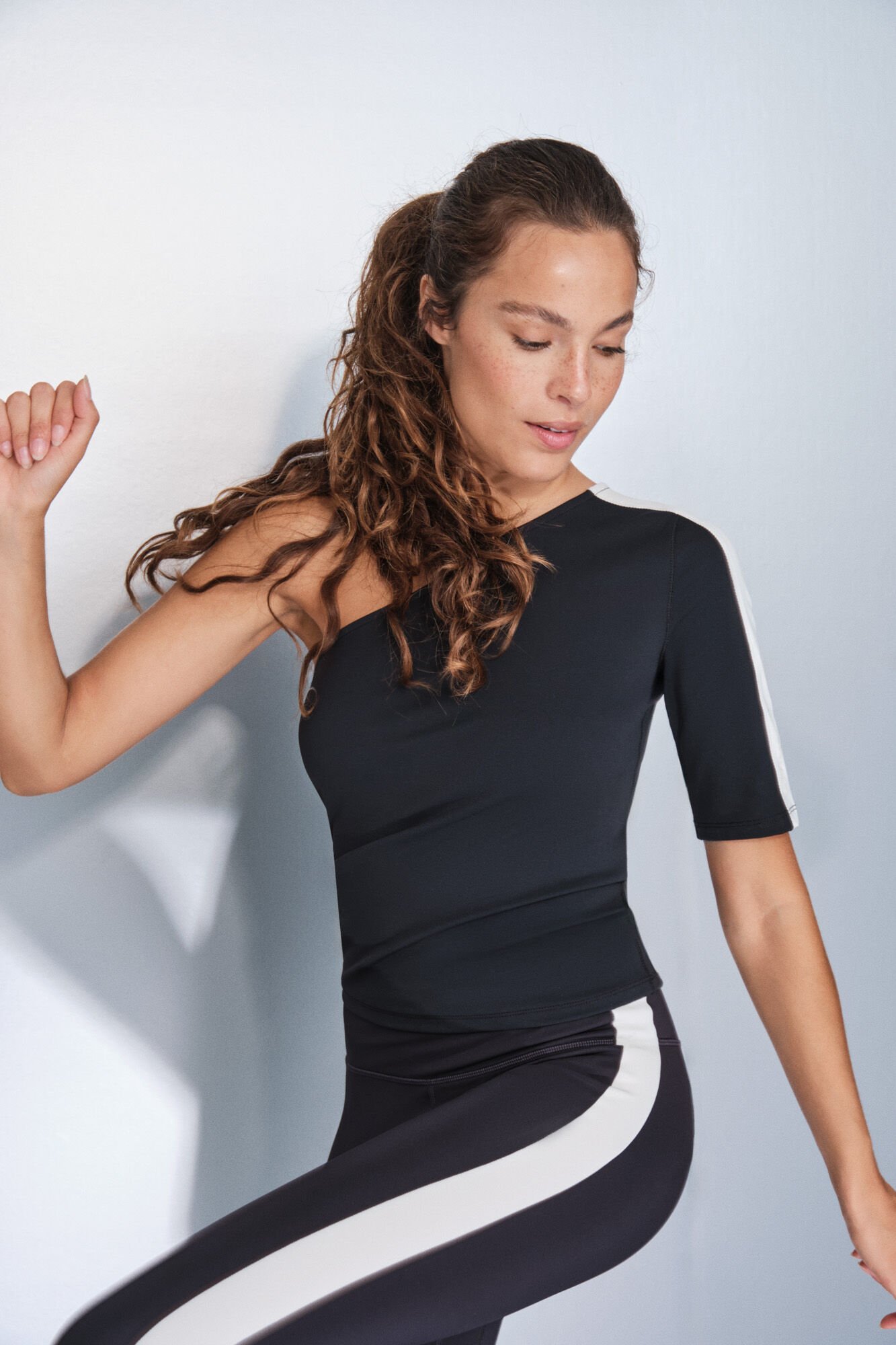 Dash and Stars T-shirt com decote assim&eacute;trico bicolor preto