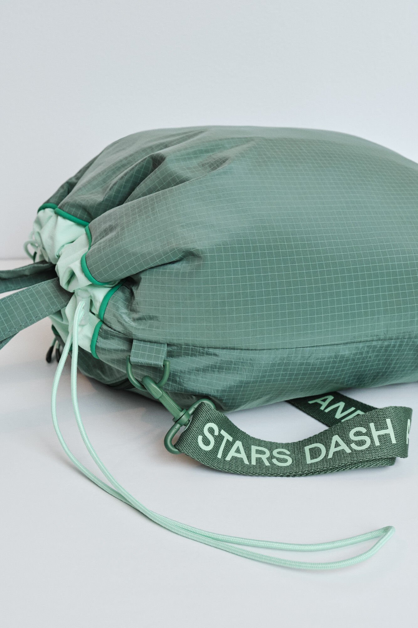 Dash and Stars Mala tote bag acolchoada em nylon verde