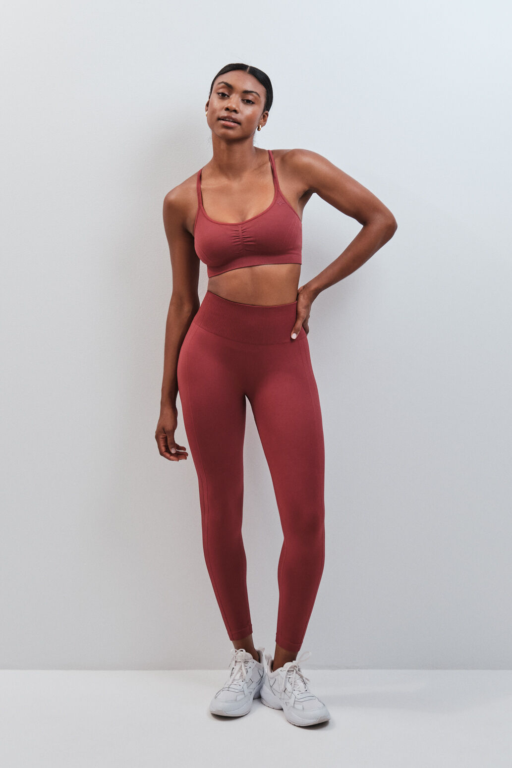 Dash and Stars Soutien desportivo SEAMLESS COMFORT gren&aacute; vermelho