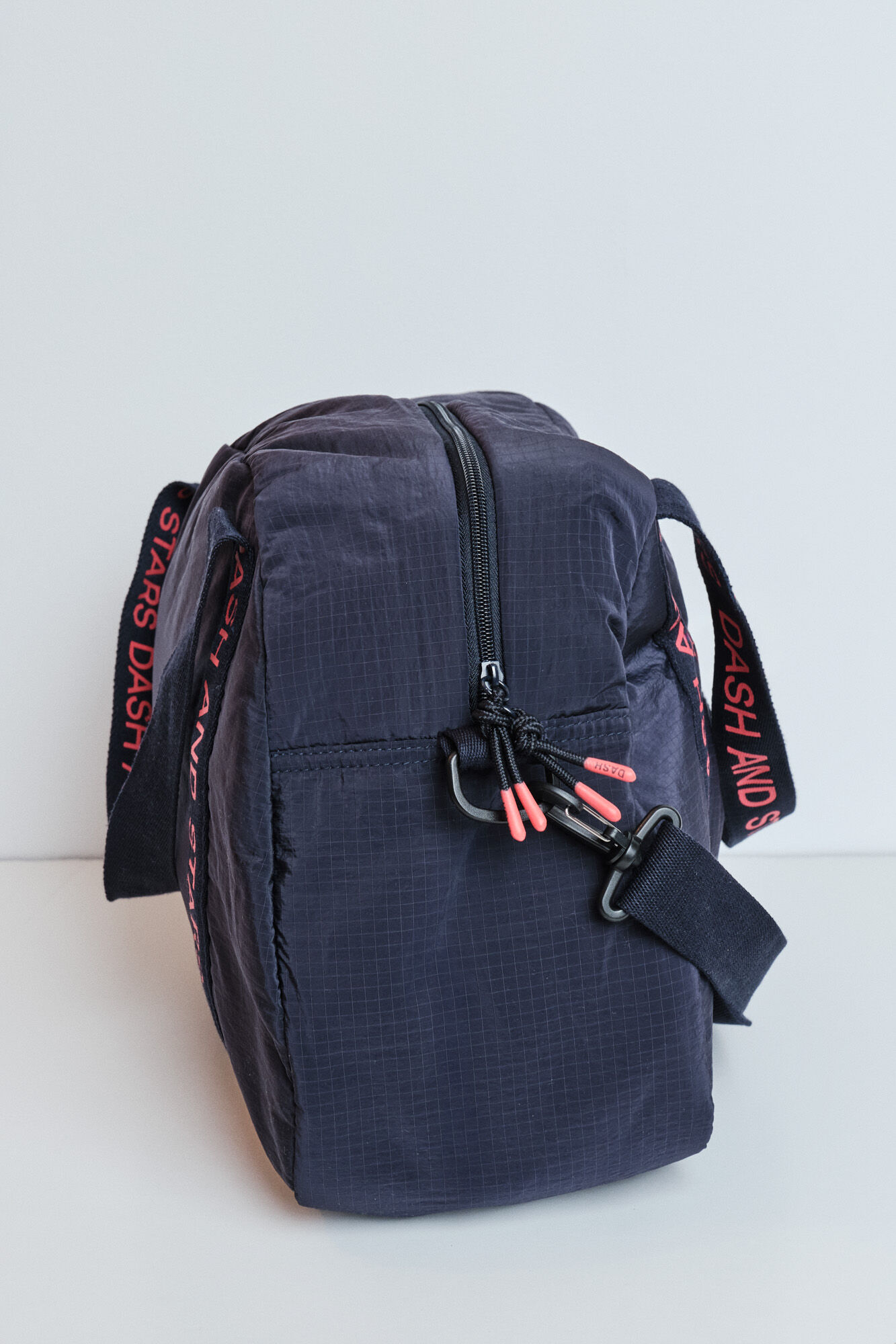 Dash and Stars Mala desportiva acolchoada em nylon cinzento