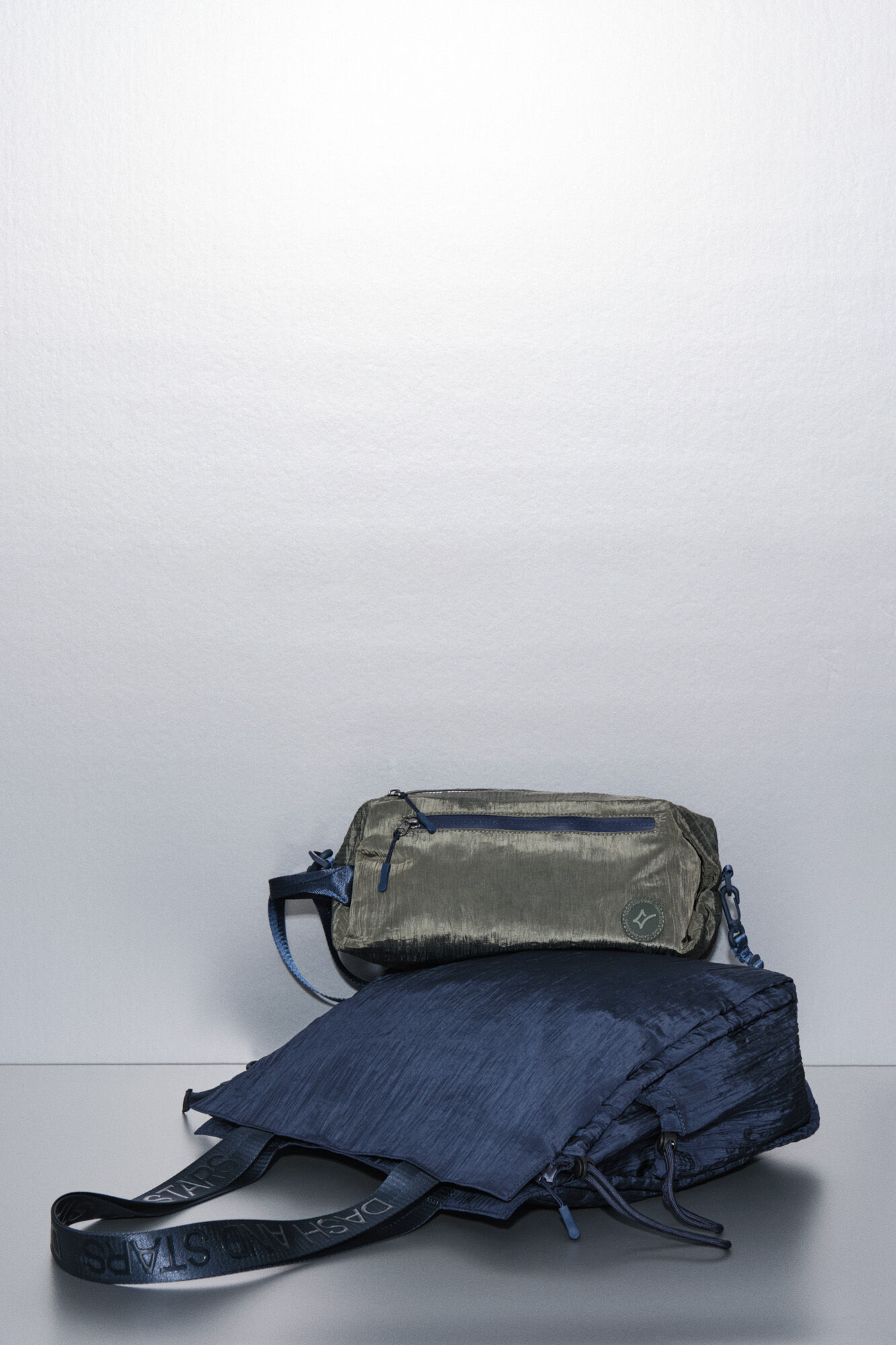 Dash and Stars Mala tote de nylon acetinado azul azul