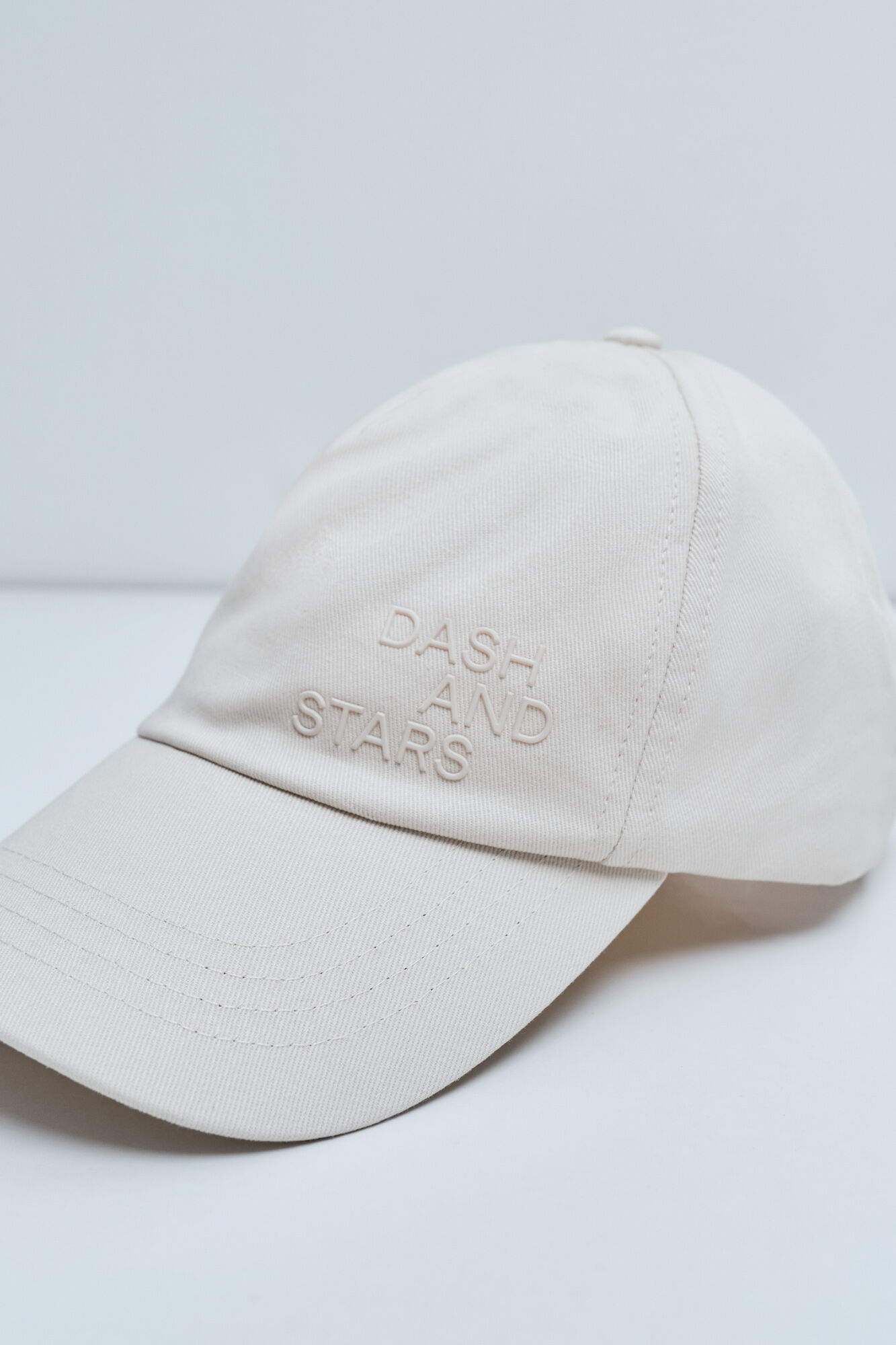 Dash and Stars Gorra deportiva beige logo