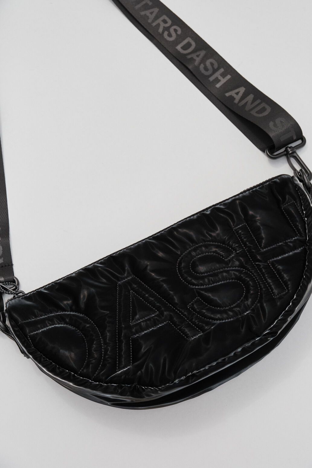 Dash and Stars Mala a tiracolo em nylon preto metalizado