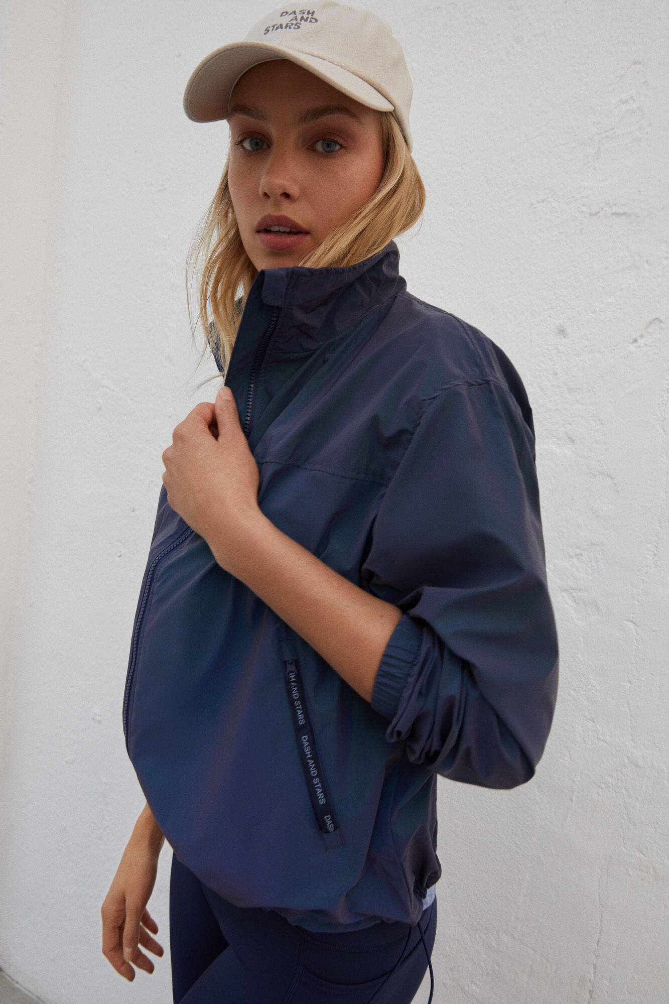 Dash and Stars Gorro bege logo bordado cinzento