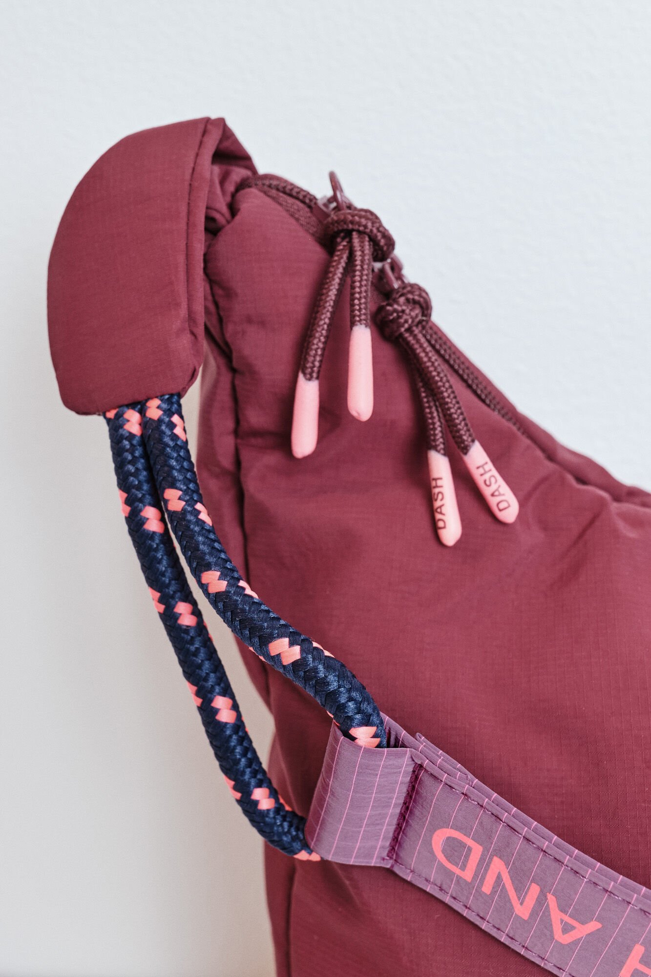 Dash and Stars Mala a tiracolo acolchoada em nylon vermelho