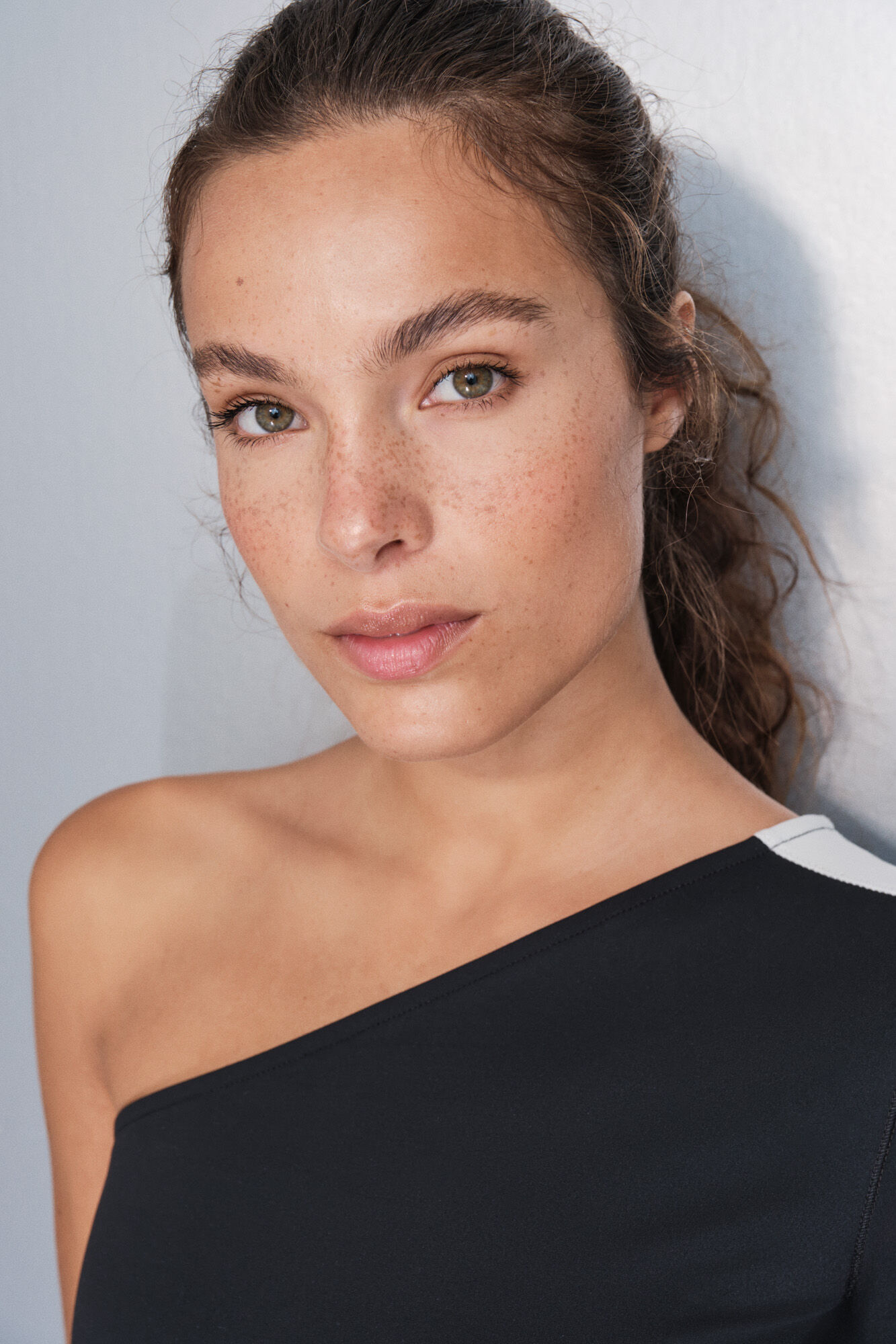 Dash and Stars T-shirt com decote assim&eacute;trico bicolor preto