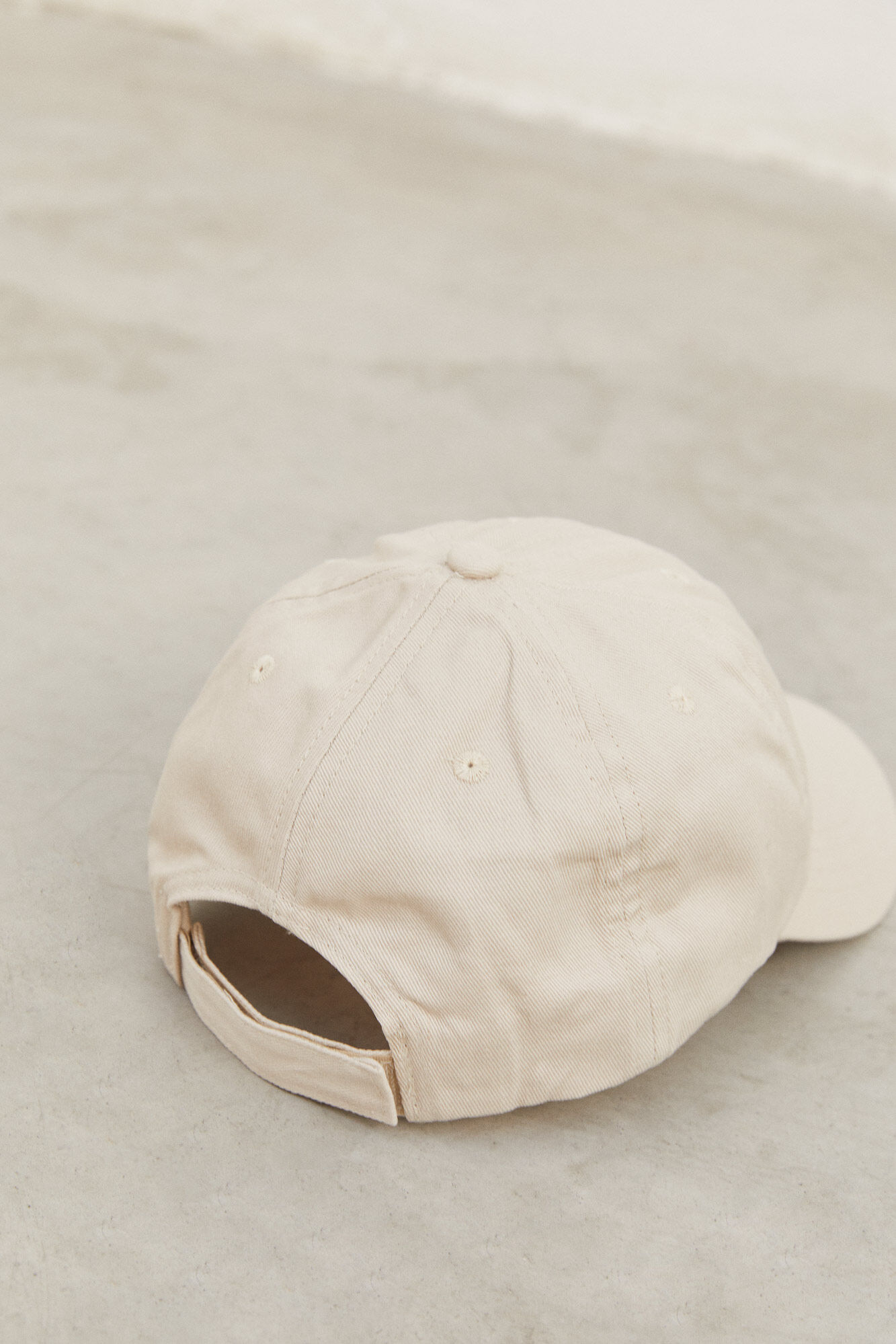 Dash and Stars Gorro bege logo bordado cinzento