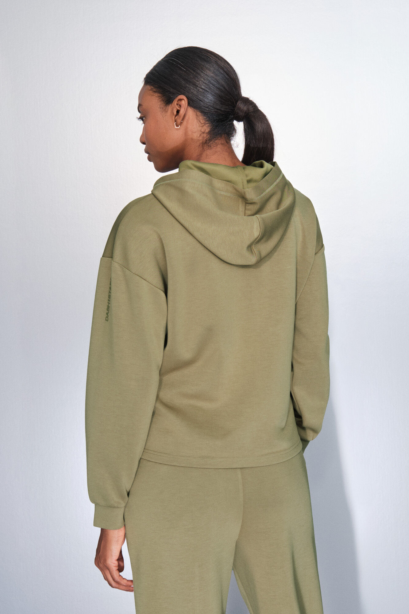 Dash and Stars Sweatshirt c&aacute;qui drapeado beige