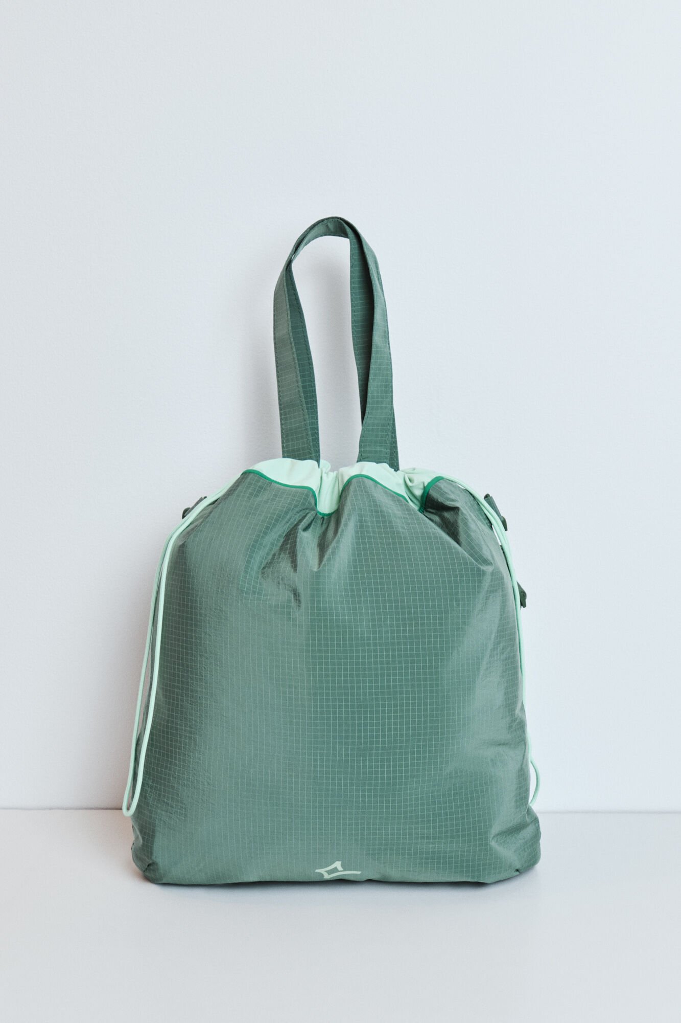 Dash and Stars Mala tote bag acolchoada em nylon