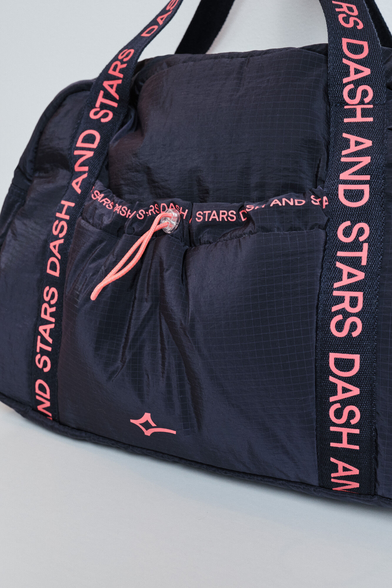Dash and Stars Mala desportiva acolchoada em nylon cinzento