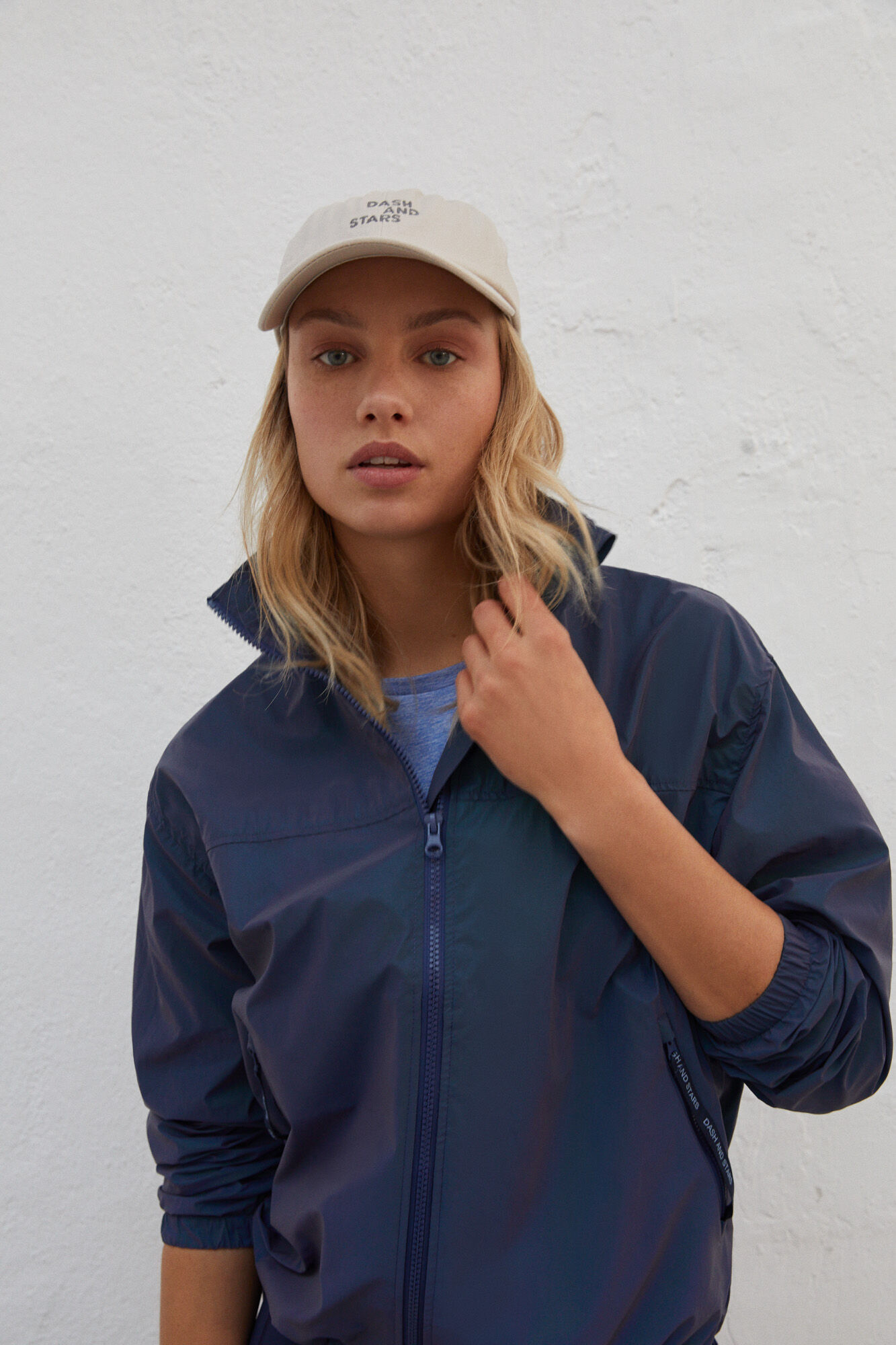 Dash and Stars Gorro bege logo bordado cinzento