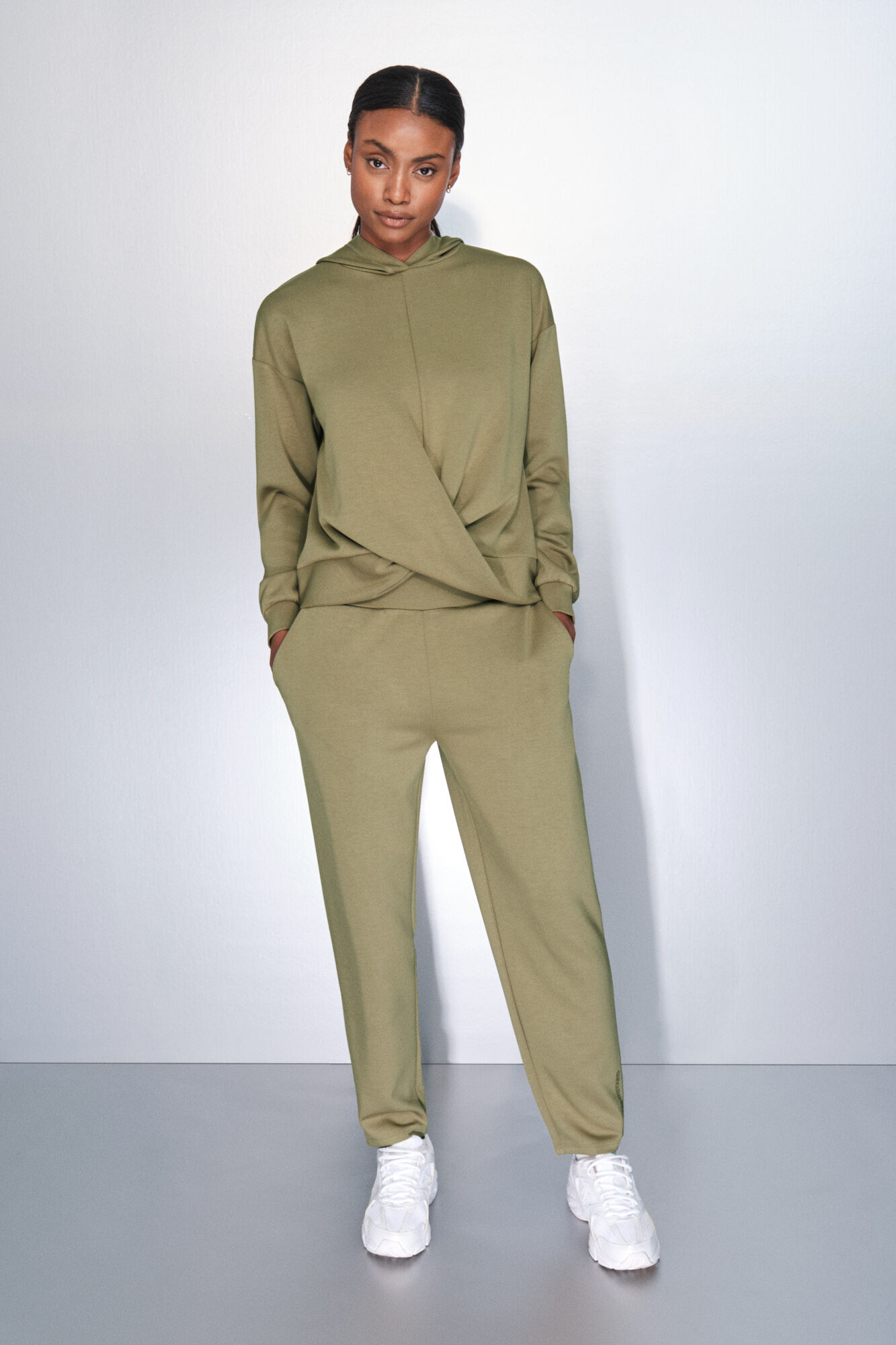 Dash and Stars Sweatshirt c&aacute;qui drapeado beige