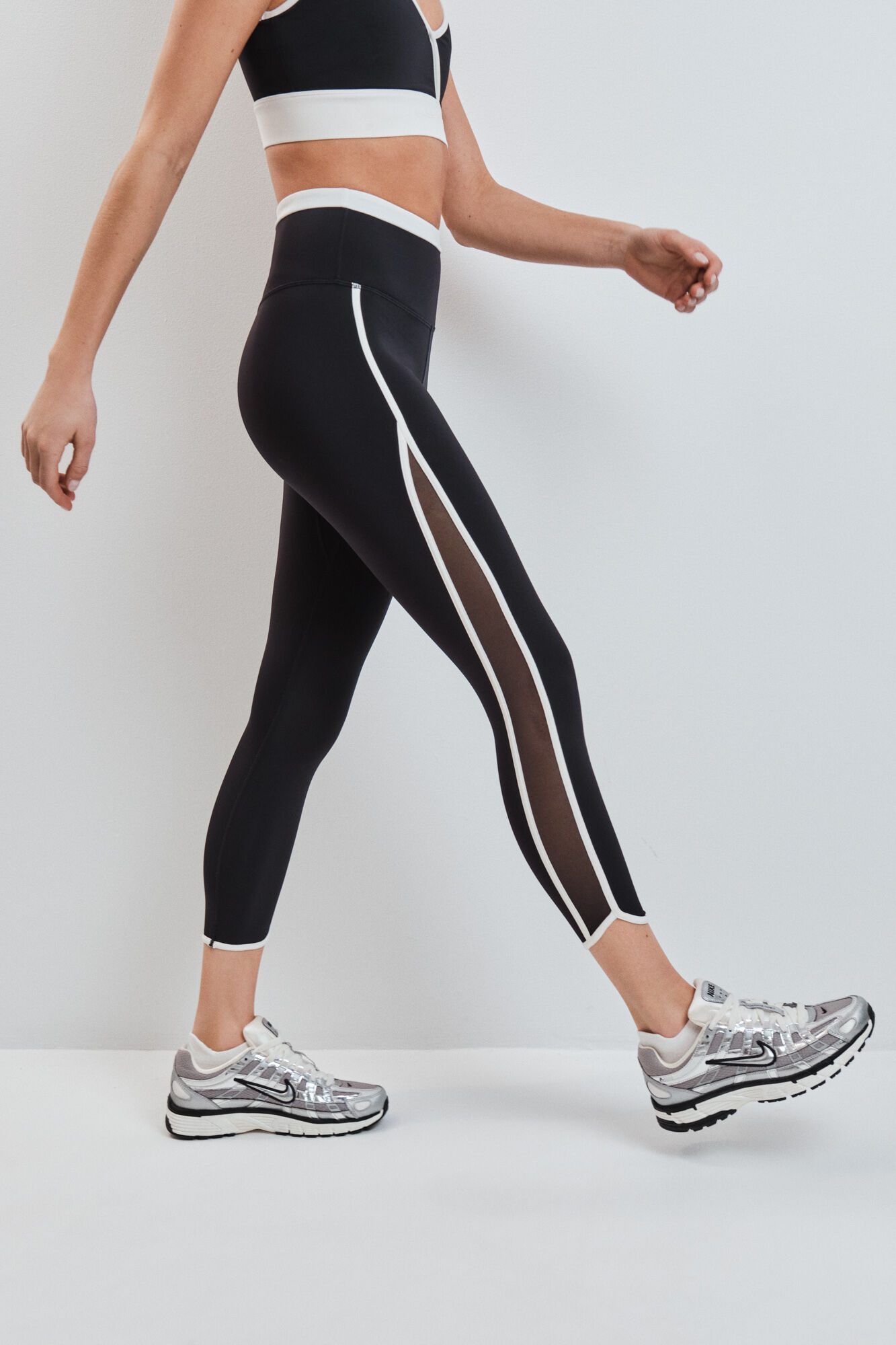 Dash and Stars Legging capri com transpar&ecirc;ncias laterais 4D STRETCH preto