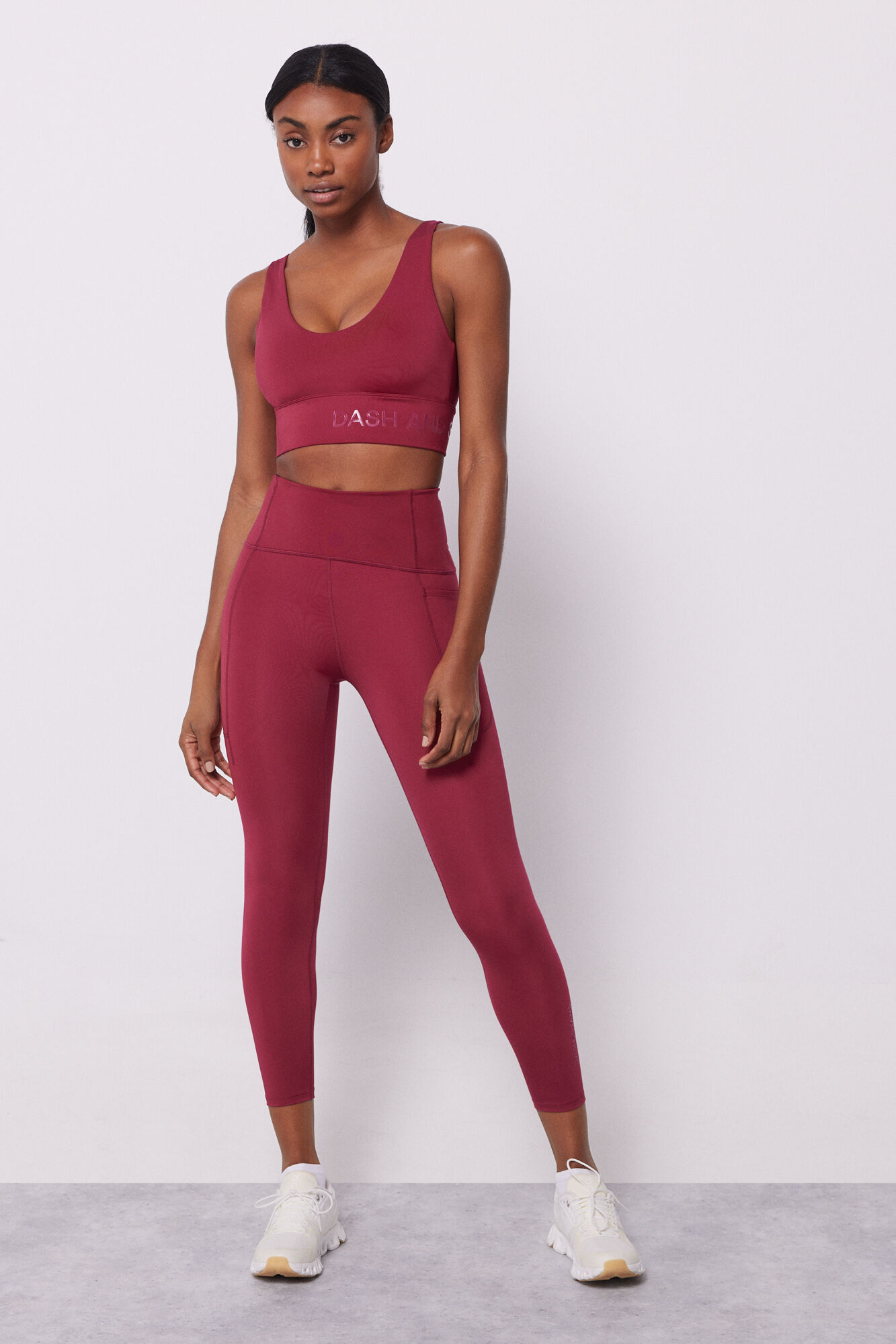 Conjunto de sujetador y leggings Shop the look outfits deportivos de mujer Dash and Stars